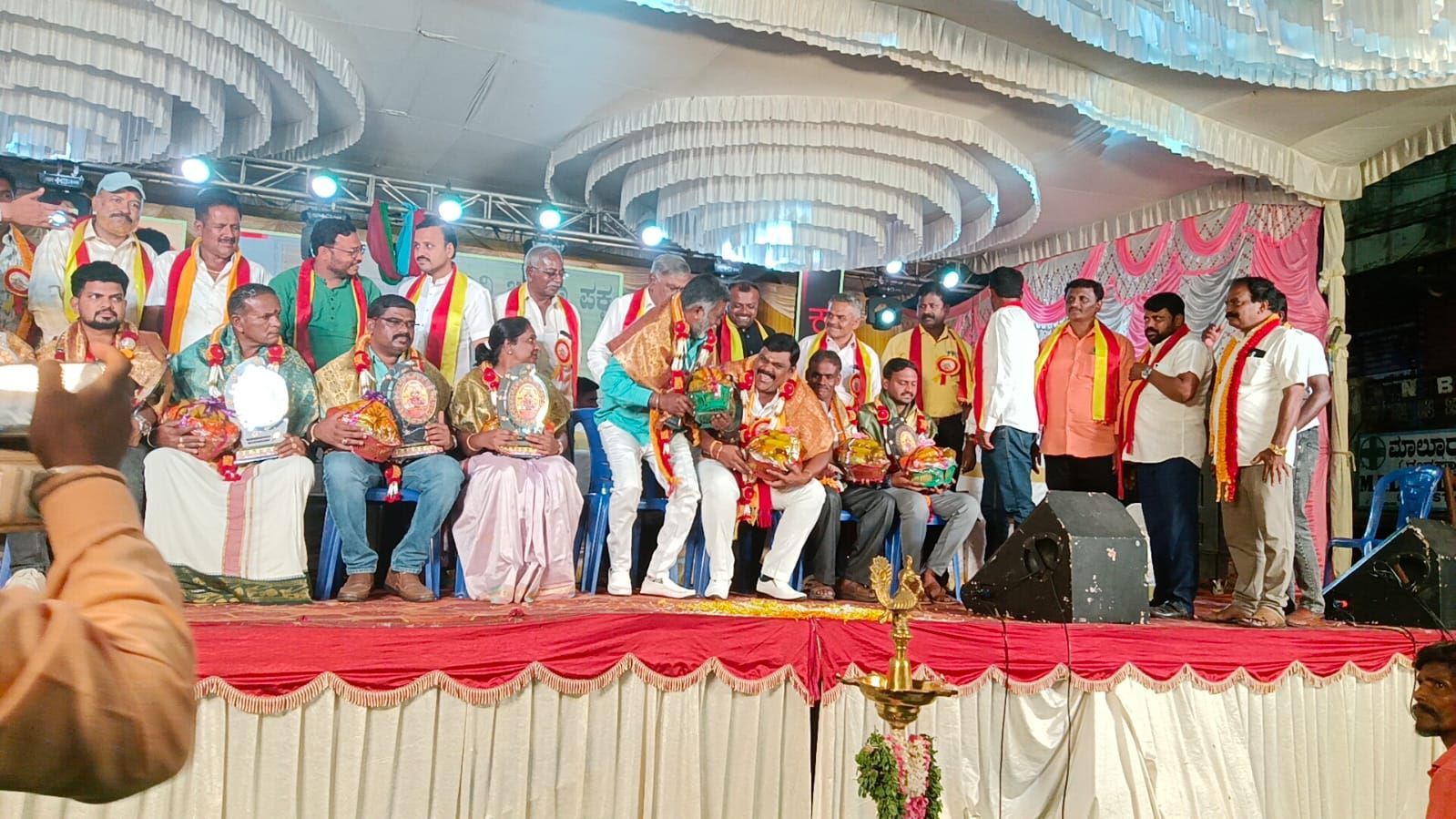 ಕಳೆದ ಭಾರಿ ನ.೧ ರಂದು ಕನ್ನಡ ರಾಜ್ಯೋತ್ಸವ ಆಚರಣೆಯನ್ನು ರಸ್ತೆಯಲ್ಲಿ ಪೆಂಡಾಲ್ ಹಾಕಿ ವೇಧಿಕೆ ನಿರ್ಮಾಣ ಮಾಡಿ ಆಚರಣೆ ಮಾಡಲಾಯಿತು.