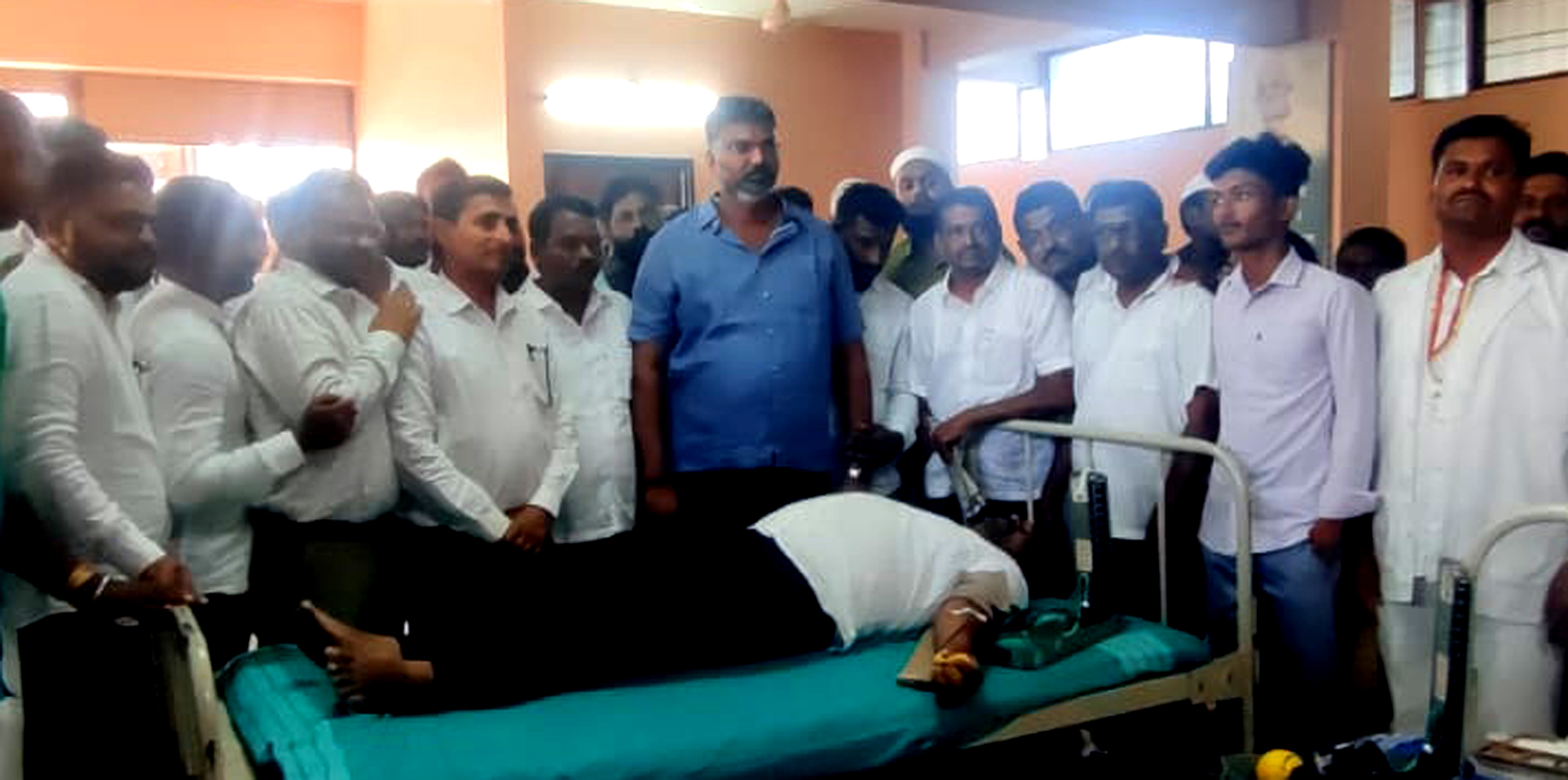 12-ಸವದತ್ತಿ-01ಬಿ: ಶಾಸಕ ವಿಶ್ವಾಸ್‌ ವೈದ್ಯ ಜನ್ಮ ದಿನದ ನಿಮಿತ್ತ ಸ್ವಯಂ ಪ್ರೇರಿತ ರಕ್ತದಾನ ಶಿಬಿರ ಜರುಗಿತು.