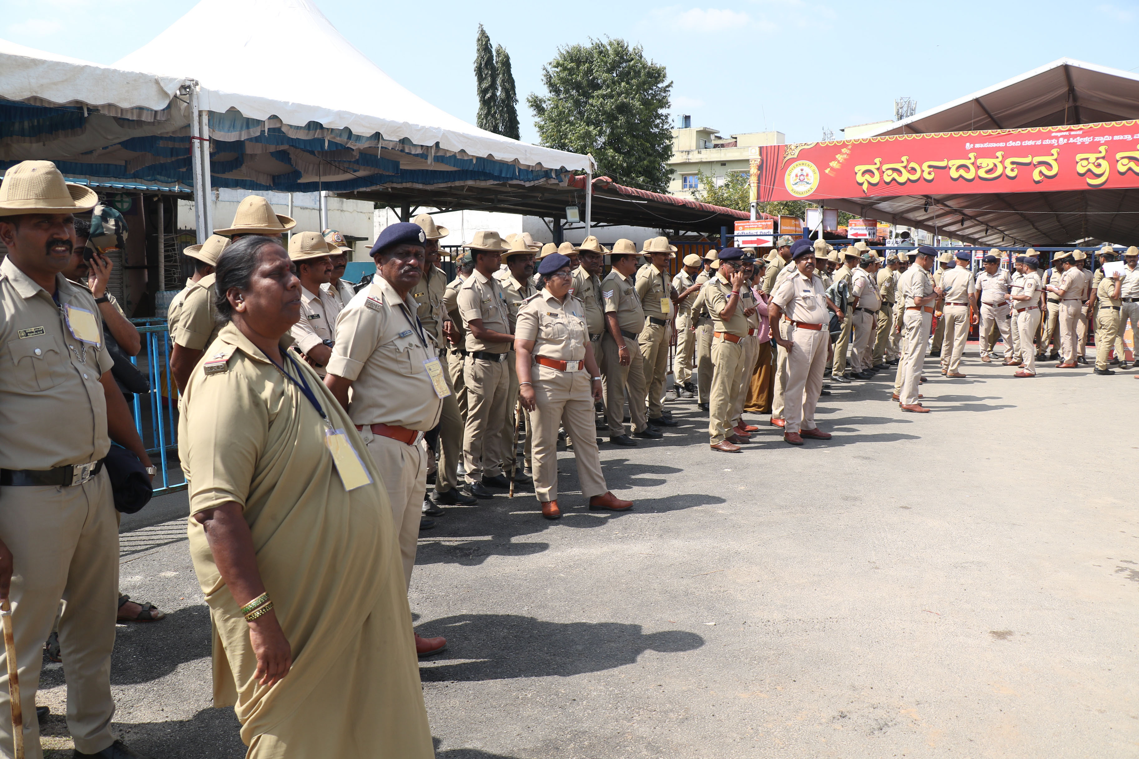 ಹಾಸನಾಂಬ ಜಾತ್ರೆಯ ಭದ್ರತೆಗೆ ನಿಯೋಜನೆಗೊಂಡಿರುವ ಪೊಲೀಸ್‌ ಸಿಬ್ಬಂದಿ ಹಾಗೂ ಅಧಿಕಾರಿಗಳು ಭಾನುವಾರ ಬೆಳಿಗ್ಗೆ ದೇಗುಲದ ಎದುರು ಸೇರಿದ್ದರು.