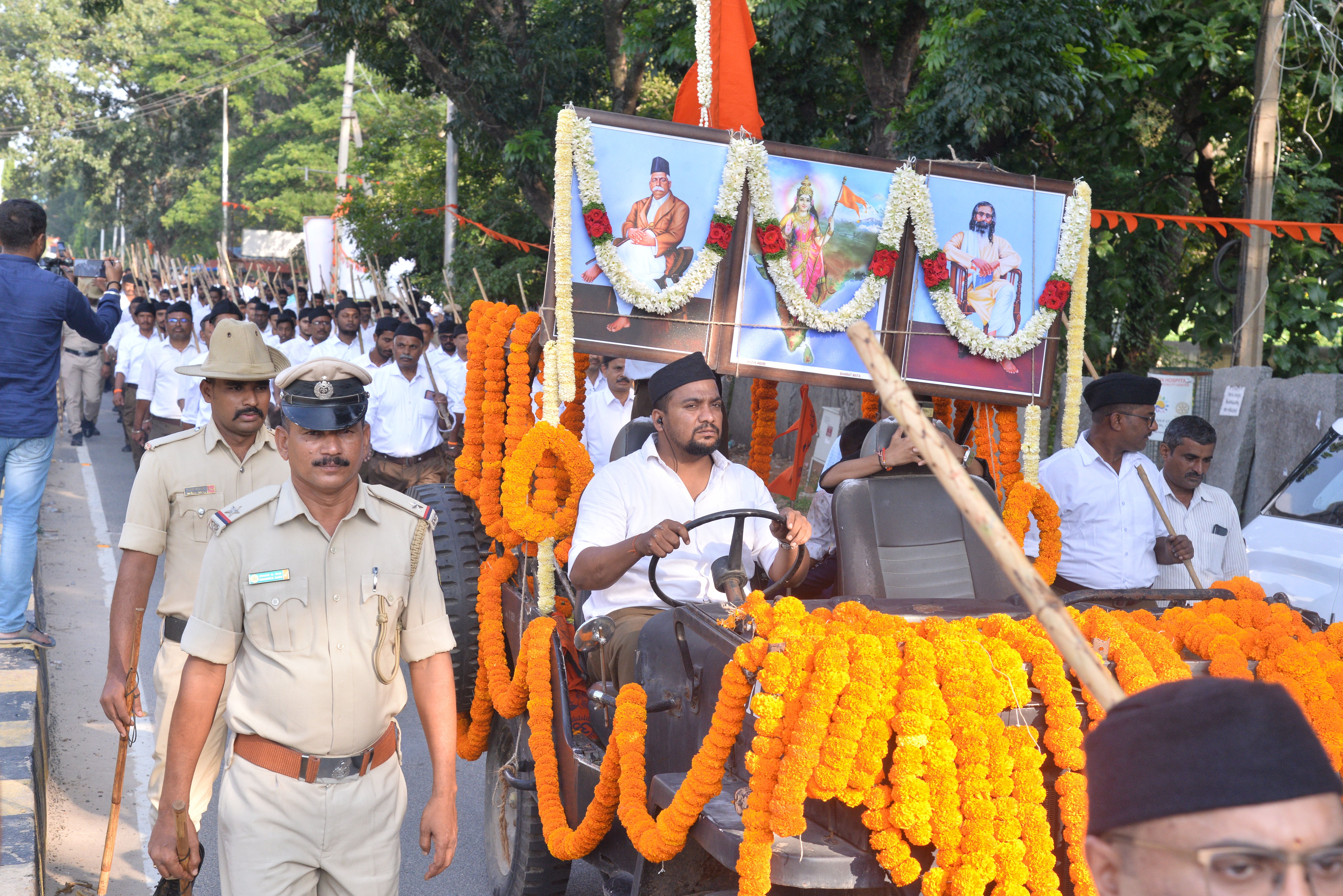 ಕೋಲಾರದಲ್ಲಿ ಆರ್‌ಎಸ್ಎಸ್‌ ಶತಮಾನೋತ್ಸವ ಅಂಗವಾಗಿ ಭಾನುವಾರ ಹಮ್ಮಿಕೊಂಡಿದ್ದ ಪಥಸಂಚಲನಕ್ಕೂ ಮುನ್ನ ಭಾರತಮಾತೆ ಹಾಗೂ ಡಾ.ಹೆಡಗೇವಾರ್ ಭಾವಚಿತ್ರದ ಮೆರವಣಿಗೆ ಸಾಗಿ ಬಂತು