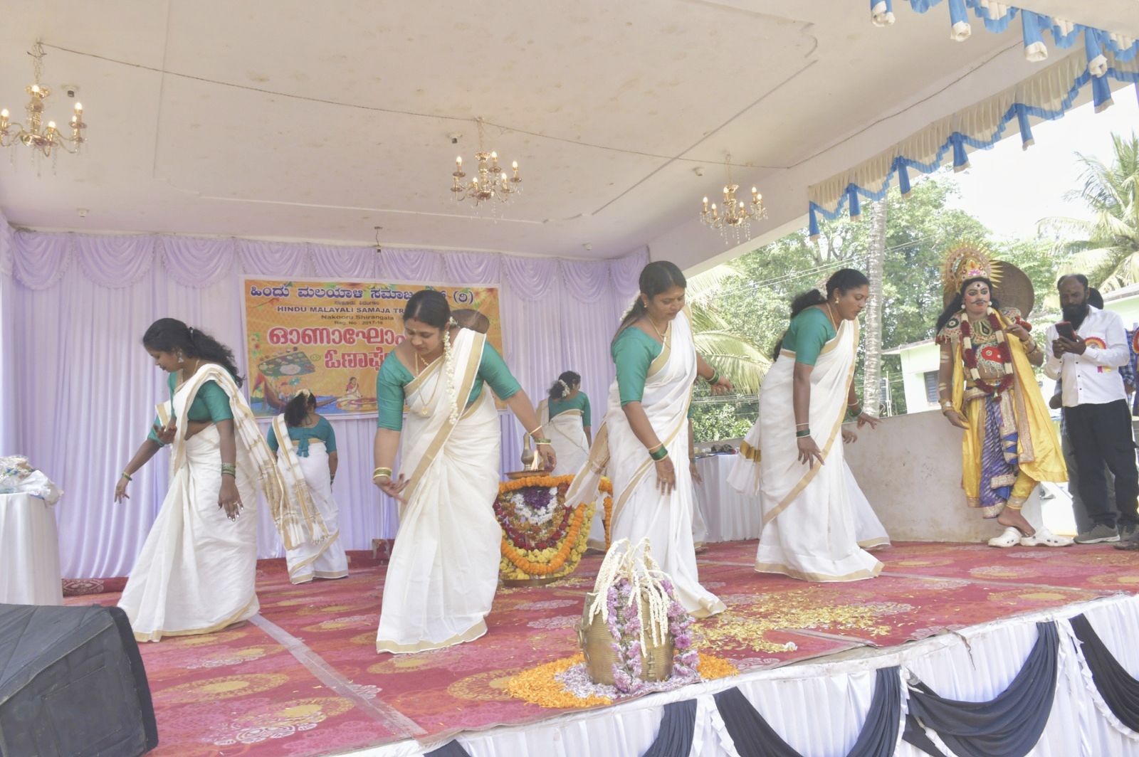   ಓಣಂ ಸಾಂಸ್ಕೃತಿಕ ಕಾರ್ಯಕ್ರಮದಲ್ಲಿ ಮಹಿಳೆಯರು ತಿರುವಾದಿರ ಕಳಿ ಪ್ರದರ್ಶಿಸಿದರು