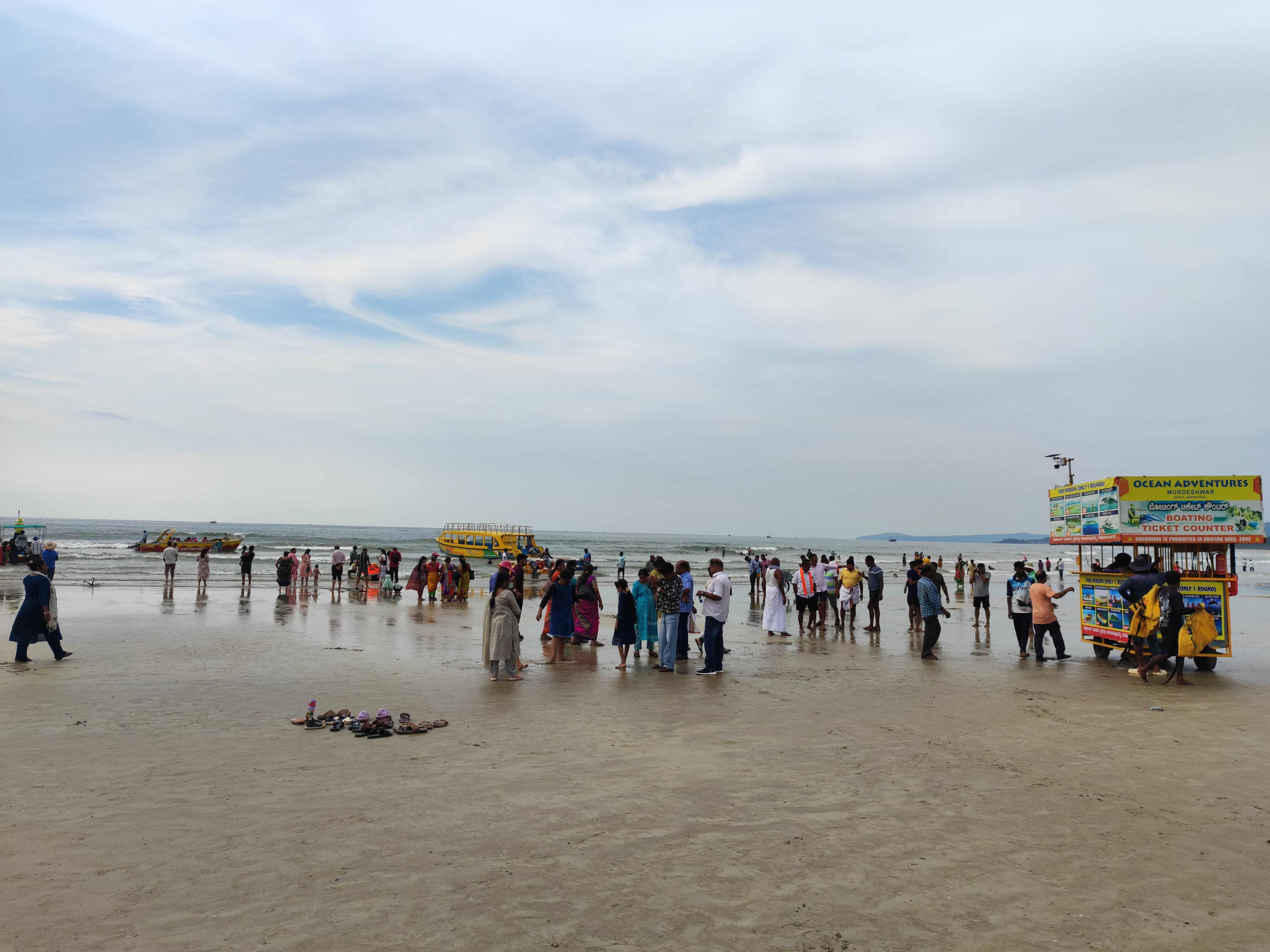 ಮುರುಡೇಶ್ವರ ಕಡಲತೀರದಲ್ಲಿ ನೆರೆದಿರುವ ಪ್ರವಾಸಿಗರು