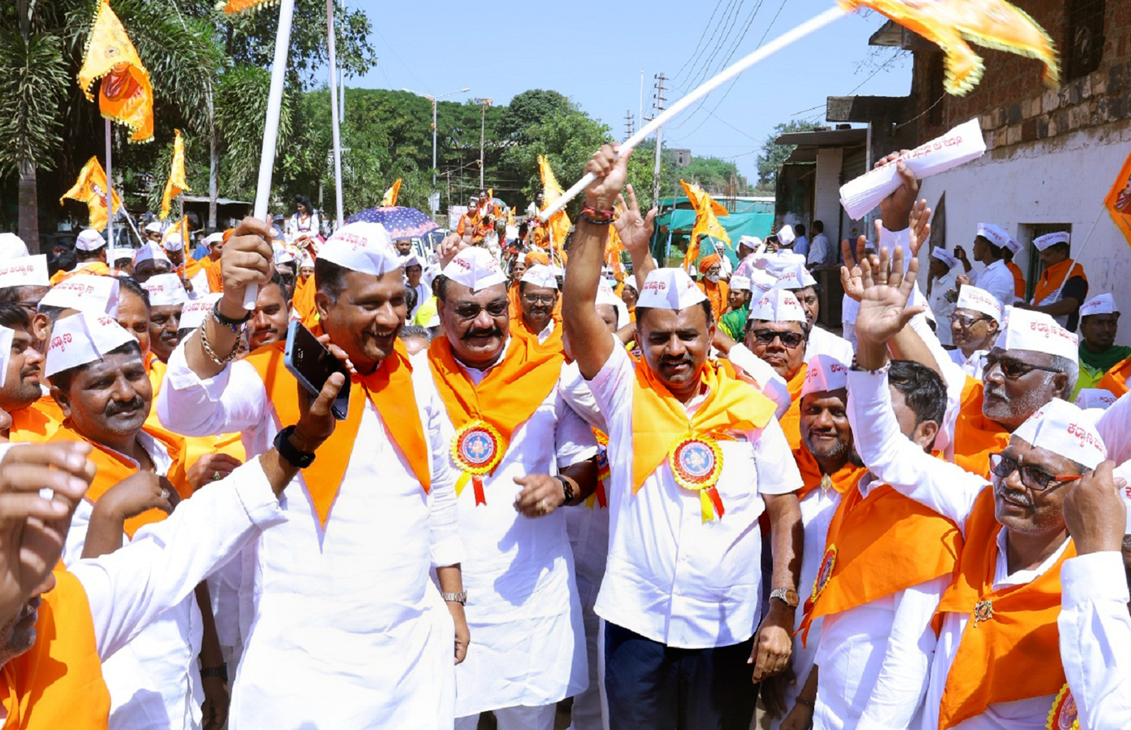 ಬಸವಕಲ್ಯಾಣದಲ್ಲಿ ಭಾನುವಾರ ನಡೆದ ಮೂರು ದಿನಗಳ 24ನೇ ಕಲ್ಯಾಣ ಪರ್ವದ ಸಮಾರೋಪದ ಮೆರವಣಿಗೆಯಲ್ಲಿ ಶಾಸಕರಾದ ಡಾ.ಸಿದ್ಧಲಿಂಗಪ್ಪ ಪಾಟೀಲ ಡಾ.ಶೈಲೇಂದ್ರ ಬೆಲ್ದಾಳೆ ಪಾಲ್ಗೊಂಡಿದ್ದರು