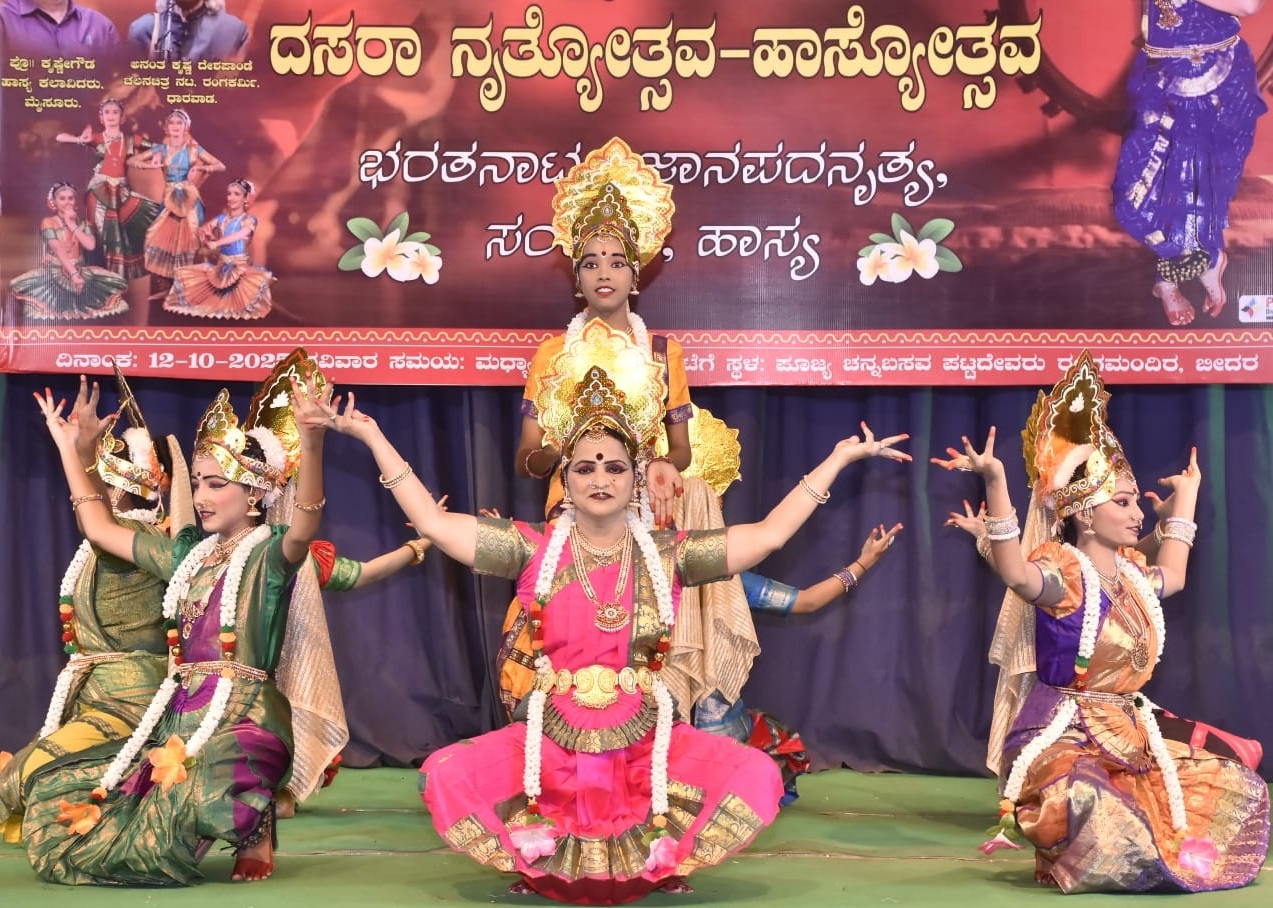 ನಾಟ್ಯಶ್ರೀ ನೃತ್ಯಾಲಯದ ಕಲಾವಿದರು ಸಮೂಹ ನೃತ್ಯ ಪ್ರದರ್ಶಿಸಿದರು