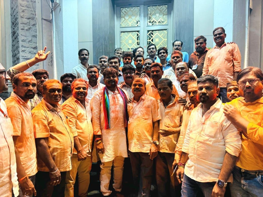 ವಿಜಯಪುರ  ನಗರದ ಶ್ರೀ ಸಿದ್ದೇಶ್ವರ ಸಹಕಾರ ಬ್ಯಾಂಕಿನ 2025–30ನೇ ಸಾಲಿನ ಆಡಳಿತ ಮಂಡಳಿಗೆ ಭಾನುವಾರ ನಡೆದ ಚುನಾವಣೆಯಲ್ಲಿ ಗೆಲುವು ಸಾಧಿಸಿದ ಹಳೆ ಬಣದ ಸದಸ್ಯರು ವಿಜಯೋತ್ಸವ ಆಚರಿಸಿದರು   
