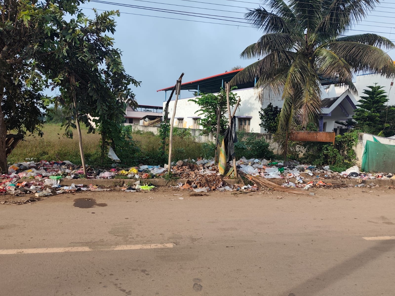 ಹಿರೇಕೆರೂರ ಪಟ್ಟಣದ ಮುಖ್ಯ ರಸ್ತೆಯ ಚರ್ಚ್ ಮುಂದಿನ ಕಸದ ರಾಶಿ 