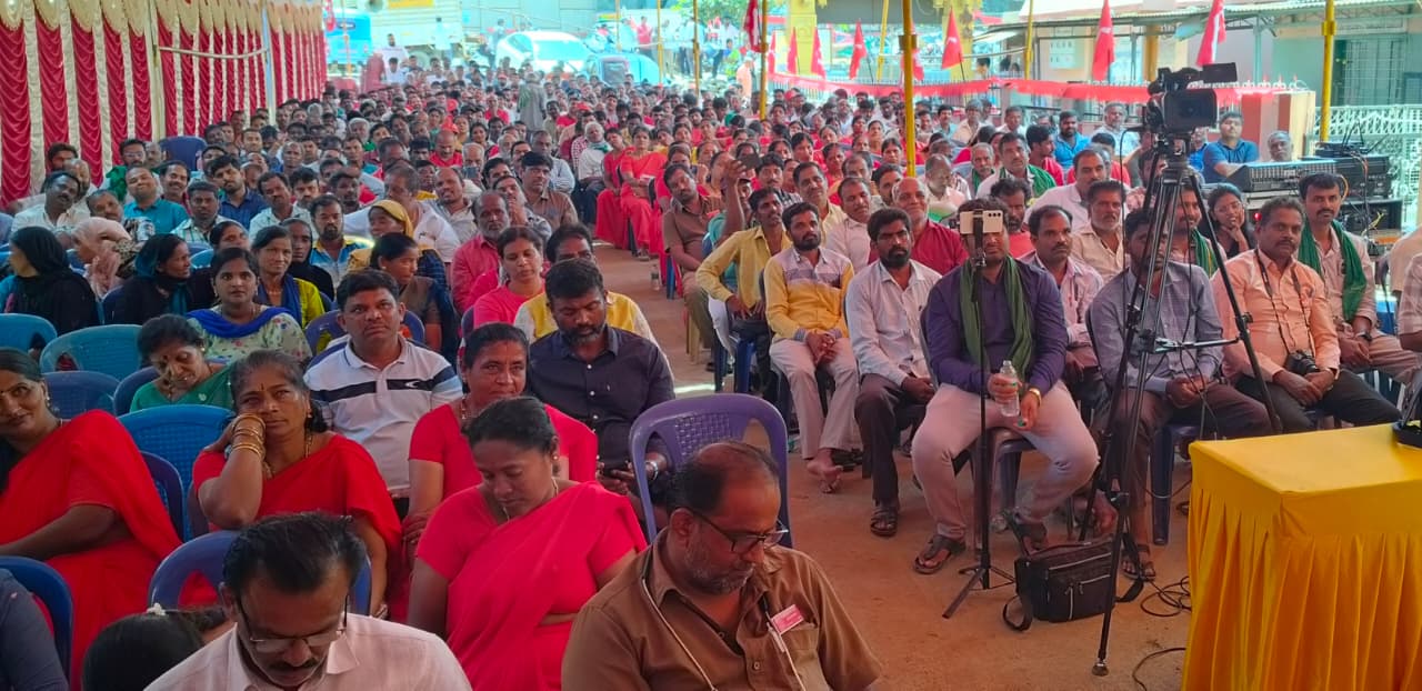 ಸಮ್ಮೇಳನದಲ್ಲಿ ಭಾಗವಹಿಸಿದ್ದ ಕಾರ್ಮಿಕರು
