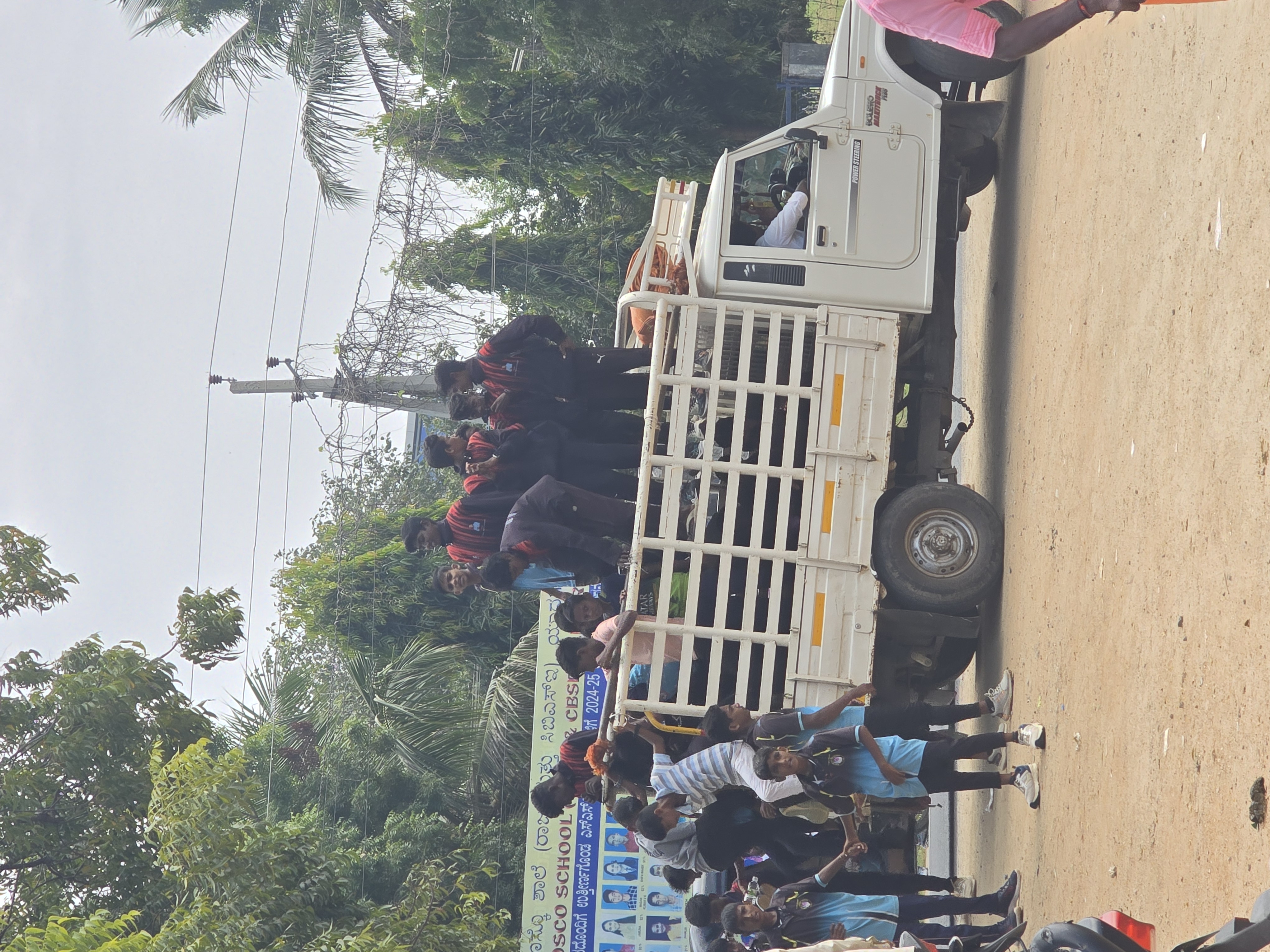 ಯಾದಗಿರಿ ನಗರದಲ್ಲಿ ಸೋಮವಾರ ನಡೆದ ಜಿಲ್ಲಾ ಮಟ್ಟದ ಕ್ರೀಡಾಕೂಟಕ್ಕೆ ಸರಕು ವಾಹನದಲ್ಲಿ ಬಂದಿದ್ದ ವಿದ್ಯಾರ್ಥಿಗಳು
