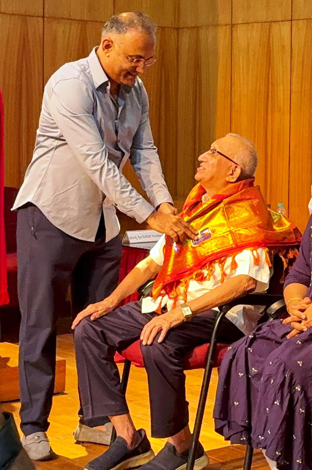 ಬೈಲಹೊಂಗಲದ ವಿಜಯ ಮೆಡಿಕಲ್ ಮಾಲಿಕ ಅನಿಲಕುಮಾರ ಇಂಚಲ ಅವರಿಗೆ ರಾಜ್ಯ ಮಟ್ಟದ ಬೆಸ್ಟ್ ಫಾರ್ಮಾಸಿಸ್ಟ್ ಅವಾರ್ಡ್ ಅನ್ನು ಆರೋಗ್ಯ ಸಚಿವ ದಿನೇಶ ಗುಂಡೂರಾವ್ ಪ್ರದಾನ ಮಾಡಿದರು.