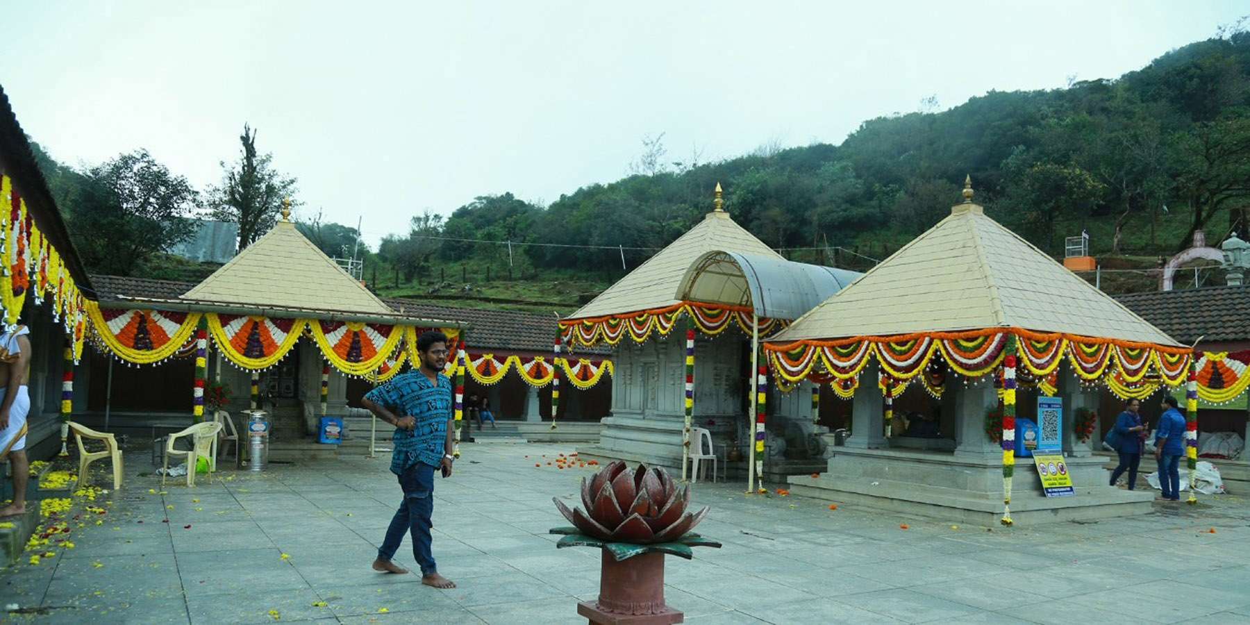 ಜಾತ್ರೆಯ ಹಿನ್ನೆಲೆಯಲ್ಲಿ ಭಾಗಮಂಡಲದ ಭಗಂಡೇಶ್ವರ ದೇವಾಲಯವನ್ನು ಹಿಂದಿನ ವರ್ಷ ಹೂಗಳಿಂದ ಅಲಂಕರಿಸಿರುವುದು