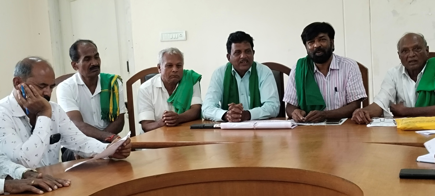 3ಇಪಿ : ಹೊನ್ನಾಳಿಯಲ್ಲಿ ಕೇಂದ್ರ ಹಾಗೂ ರಾಜ್ಯ ಸರ್ಕಾರದ ವಿರುದ್ಧ ಹಮ್ಮಿಕೊಂಡಿರುವ ಪ್ರತಿಭಟನೆಯ ಪೂರ್ವಭಾವಿ ಸಭೆಯಲ್ಲಿ ಪಾಲ್ಗೊಂಡಿದ್ದ ರೈತರು. 