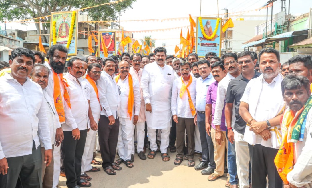 ನಕಗಿರಿ ತಾಲ್ಲೂಕು ಅಖಿಲ ಕರ್ನಾಟಕ ವಾಲ್ಮೀಕಿ ನಾಯಕ ಮಹಾಸಭಾದ ವತಿಯಿಂದ ಸೋಮವಾರ ವಾಲ್ಮೀಕಿ ಜಯಂತಿ‌ ನಿಮಿತ್ತ ನಡೆದ ಮೆರವಣಿಗೆಯಲ್ಲಿ ಜಿಲ್ಲಾ ಉಸ್ತುವಾರಿ‌‌ ಸಚಿವ ಶಿವರಾಜ ತಂಗಡಗಿ ಭಾಗವಹಿಸಿದ್ದರು