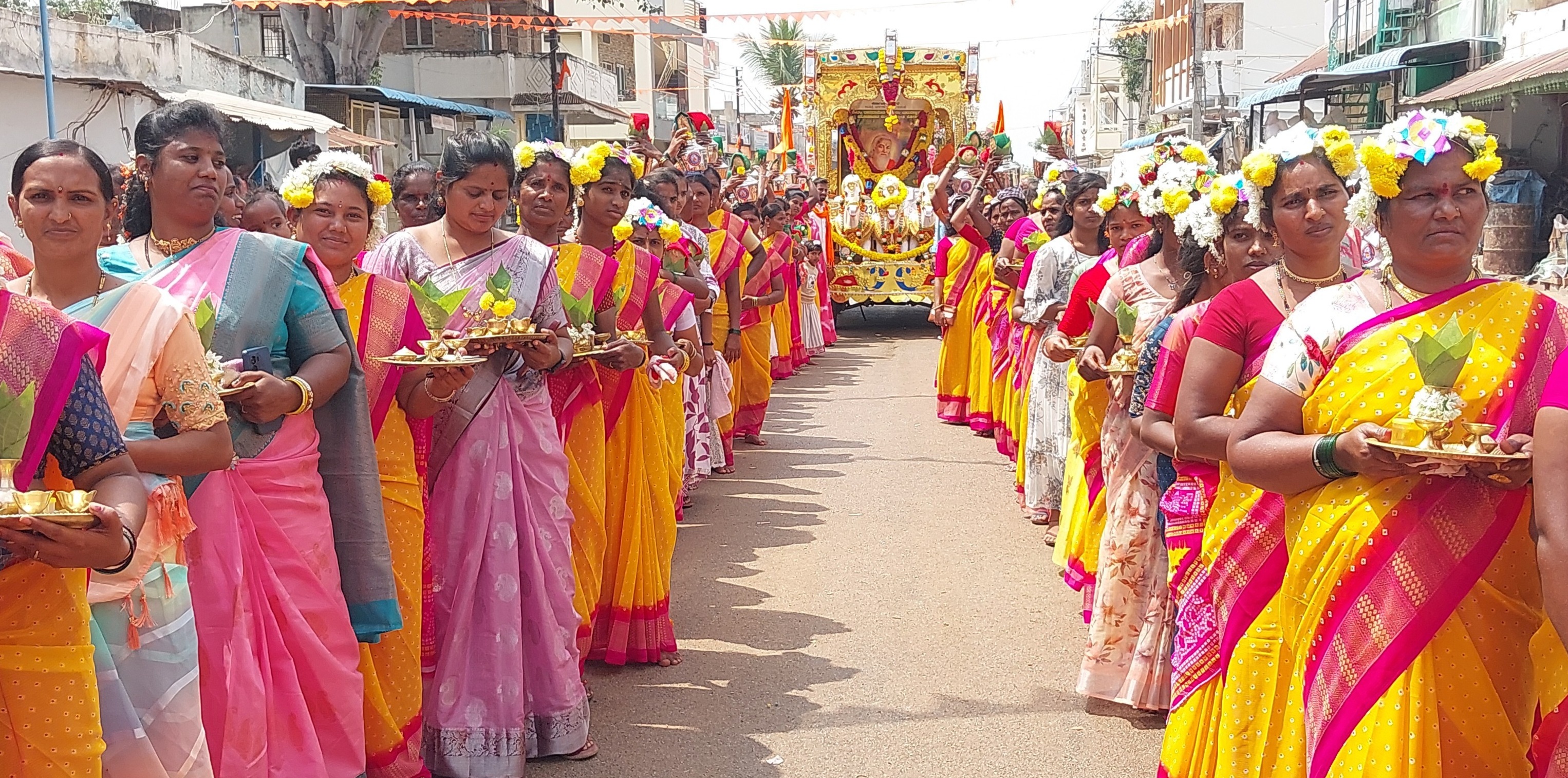 ಕನಕಗಿರಿಯಲ್ಲಿ ಅಖಿಲ ಕರ್ನಾಟಕ ವಾಲ್ಮೀಕಿ ಮಹಾಸಭಾ ಹಾಗೂ ವಾಲ್ಮೀಕಿ ಸಮಾಜದ ನಗರ ಘಟಕ ಸಹಯೋಗದಲ್ಲಿ ಸೋಮವಾರ ನಡೆದ ವಾಲ್ಮೀಕಿ ಜಯಂತಿಯಲ್ಲಿ ಮಹಿಳೆಯರು ಕುಂಭ ಹೊತ್ತುಕೊಂಡು ಭಾಗವಹಿಸಿದ್ದರು