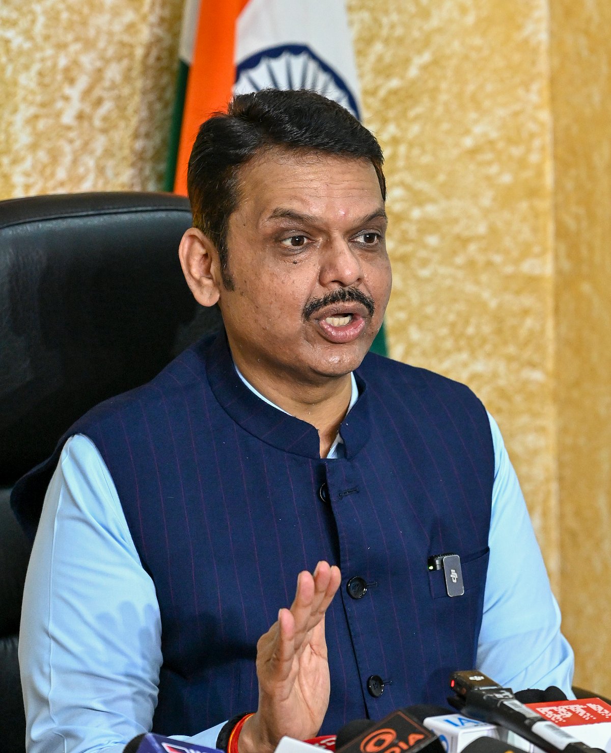 ಕರ್ನಾಟಕದ ಸಚಿವರಿಗೆ ಪ್ರಚಾರ ಪಡೆಯುವ ಹುಚ್ಚು: ದೇವೇಂದ್ರ ಫಡಣವೀಸ್