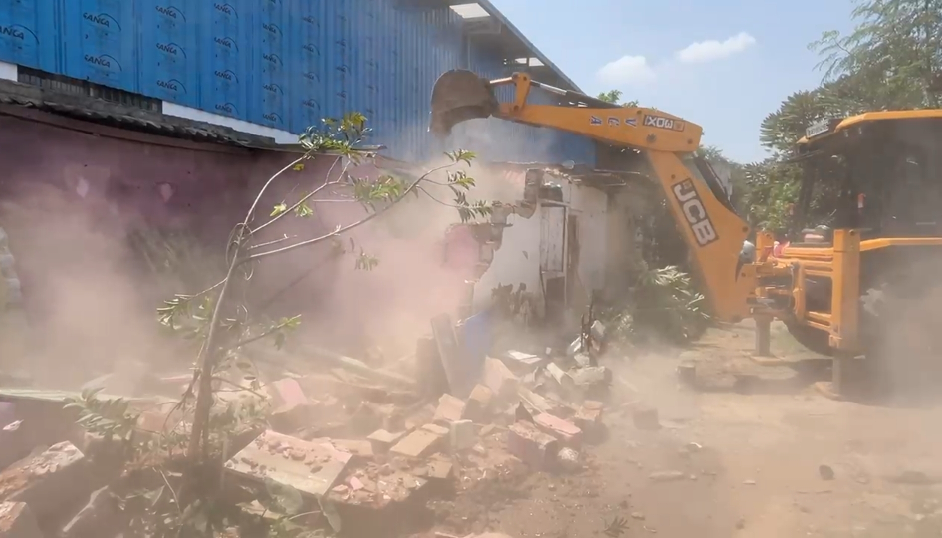 ಬೊಮ್ಮಸಂದ್ರದಲ್ಲಿ ರಾಜಕಾಲುವೆ ಒತ್ತುವರಿ ಮಾಡಿಕೊಂಡು ನಿರ್ಮಾಣವಾಗಿದ್ದ ಮನೆಗಳನ್ನು ತೆರವುಗೊಳಿಸಲಾಯಿತು