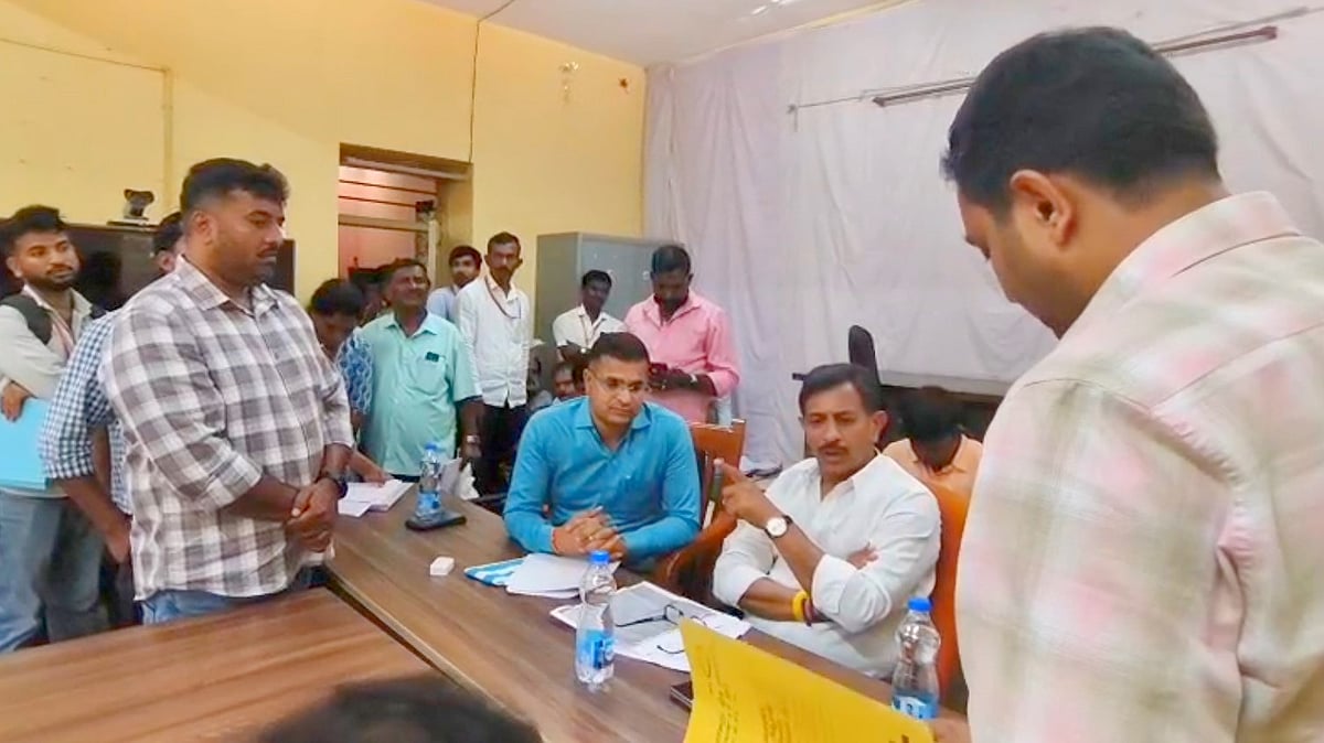 ರೈತರ ಕೆಲಸ ಮಾಡದಿದ್ದರೆ ಮುಖಕ್ಕೆ ಹೊಡಿತಿನಿ: ಅಧಿಕಾರಿಗಳಿಗೆ ಶಾಸಕ ಬಾಲಕೃಷ್ಣ ಧಮಕಿ