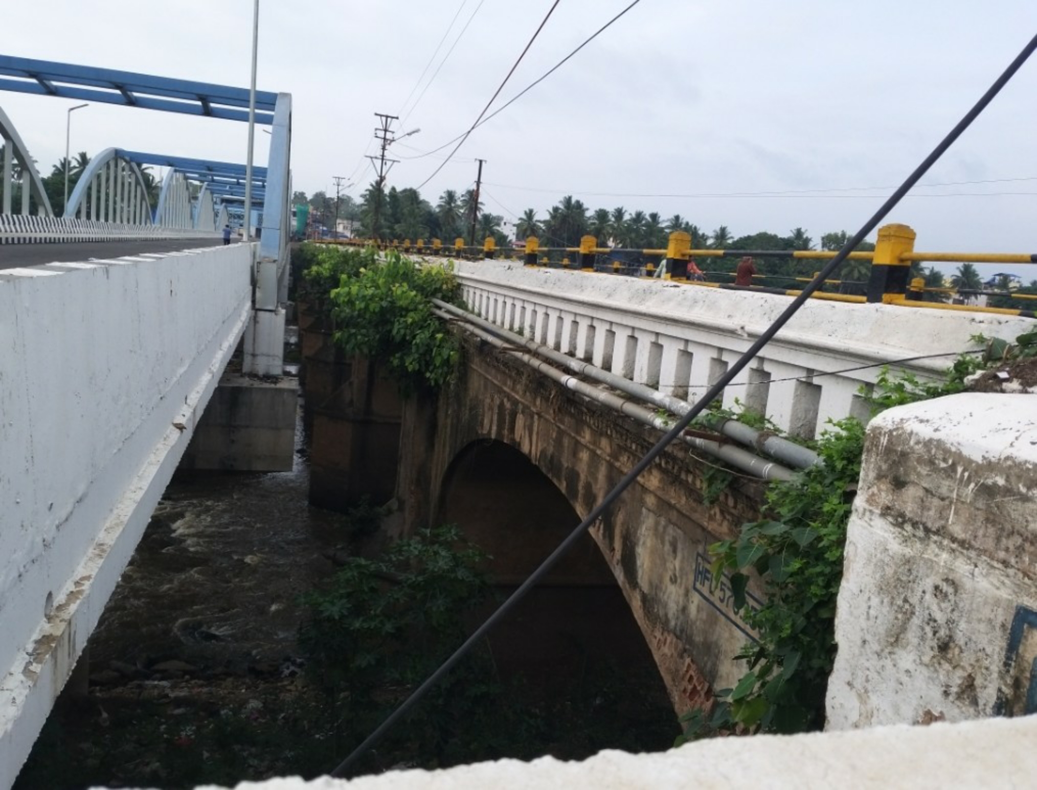 ಸೇತುವೆಯ ಕೆಳಭಾಗದಲ್ಲಿ ಸಿಮೆಂಟ್ ಪ್ಲಾಸ್ಟಿಂಗ್ ಕಳಚಿ ಬಿದ್ದಿರುವುದು