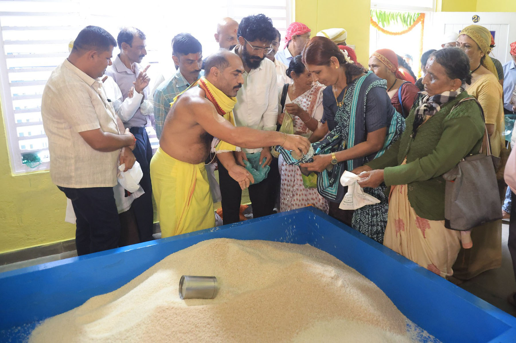 ಭಾಗಮಂಡಲದಲ್ಲಿ ಮಂಗಳವಾರ ಅಕ್ಷಯ ಪಾತ್ರೆಯಿಂದ .ಪಡಿಯಕ್ಕಿ ರೂಪದಲ್ಲಿ ಭಕ್ತರು ಅಕ್ಕಿಯನ್ನು ಸ್ವೀಕರಿಸಿದರು.