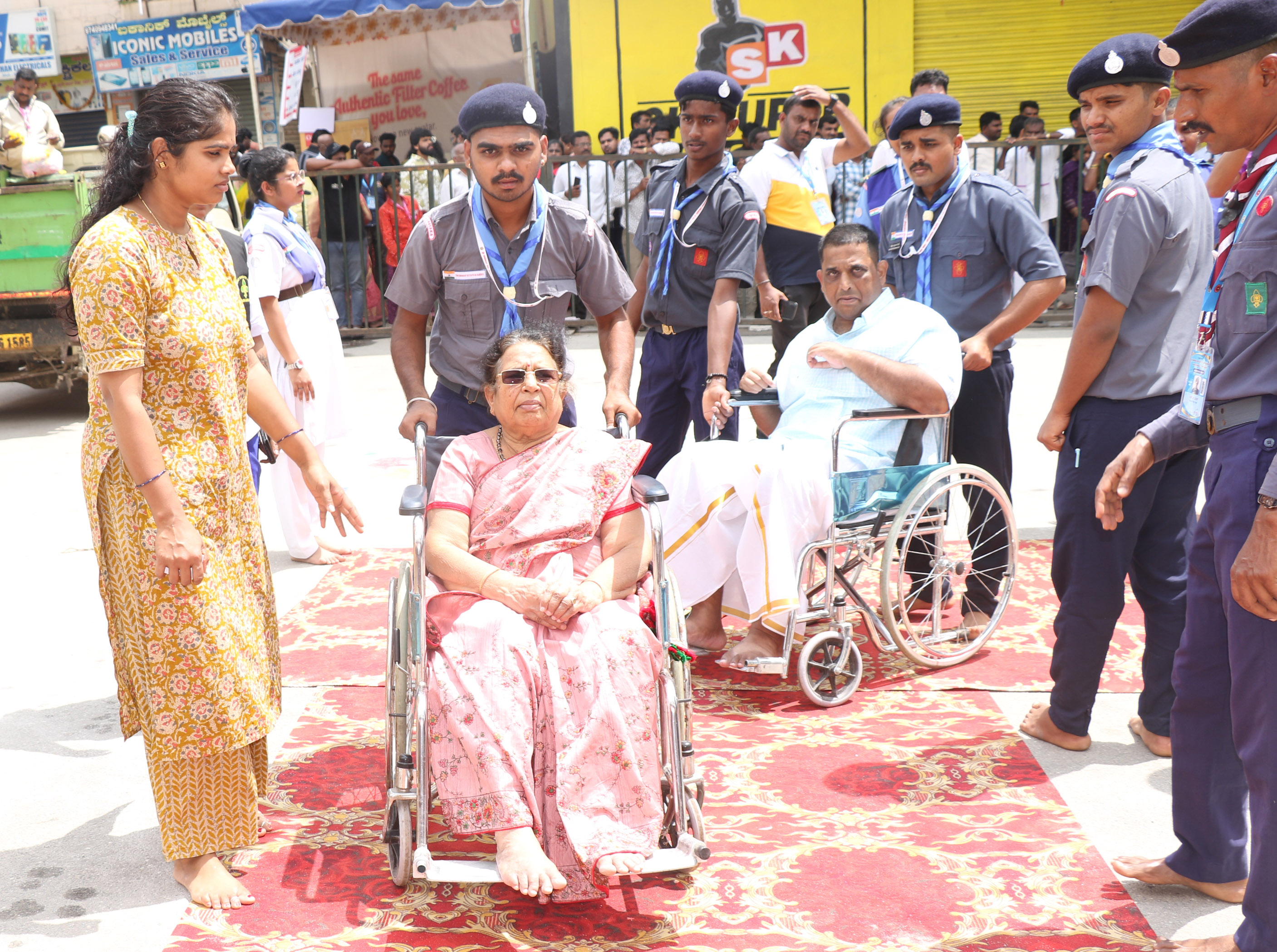 ಅಂಗವಿಕಲರು ವೃದ್ಧರನ್ನು ಗಾಲಿ ಕುರ್ಚಿಯಲ್ಲಿ ದರ್ಶನಕ್ಕೆ ವ್ಯವಸ್ಥೆ ಮಾಡಲಾಗಿತ್ತು.