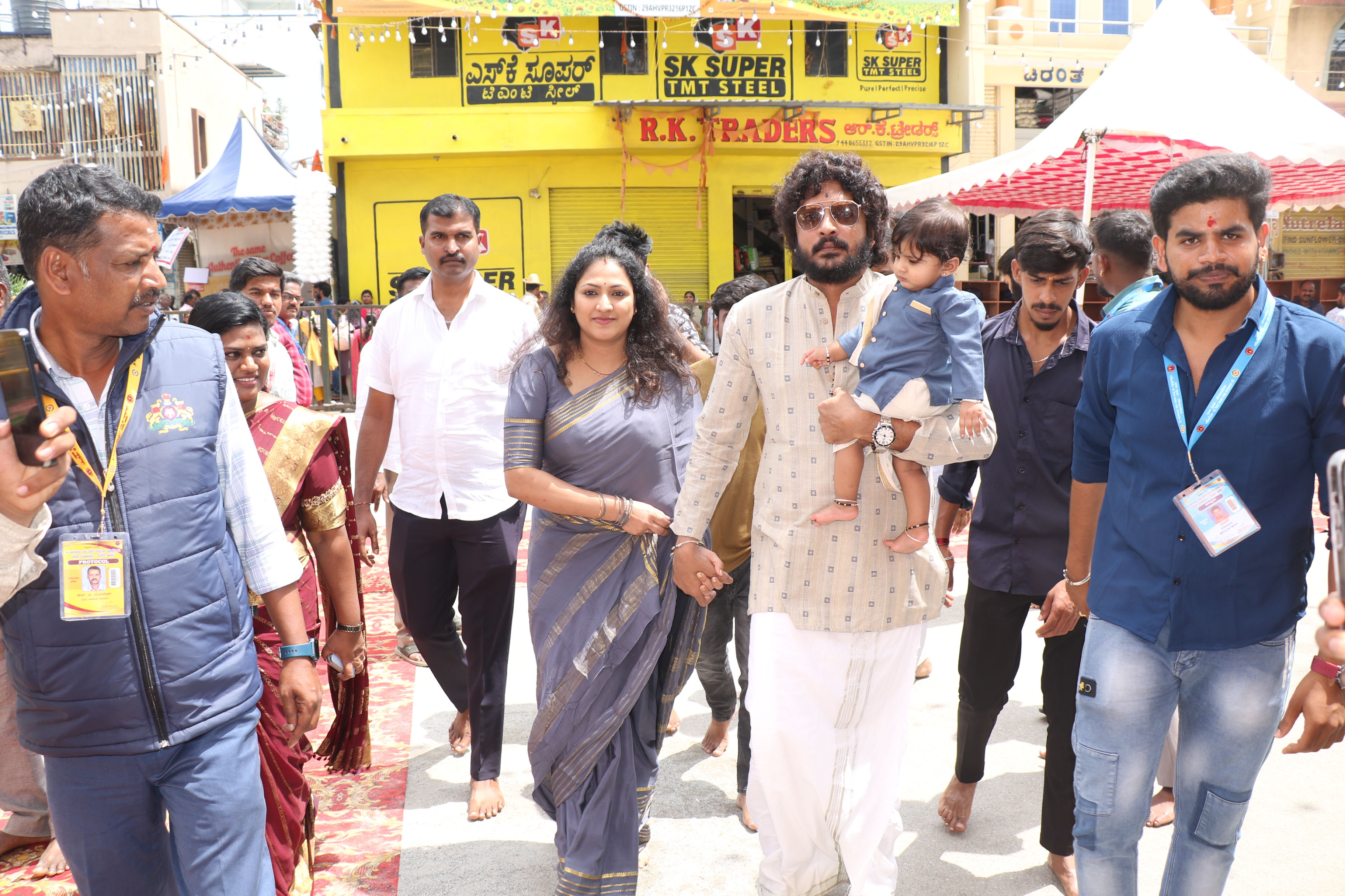 ಚಿತ್ರ ನಟ ವಸಿಷ್ಠ ಸಿಂಹ ಹಾಗೂ ಹರಿಪ್ರಿಯಾ ದಂಪತಿ ಮಗುವಿನೊಂದಿಗೆ ಹಾಸನಾಂಬೆ ದರ್ಶನ ಪಡೆದರು. 