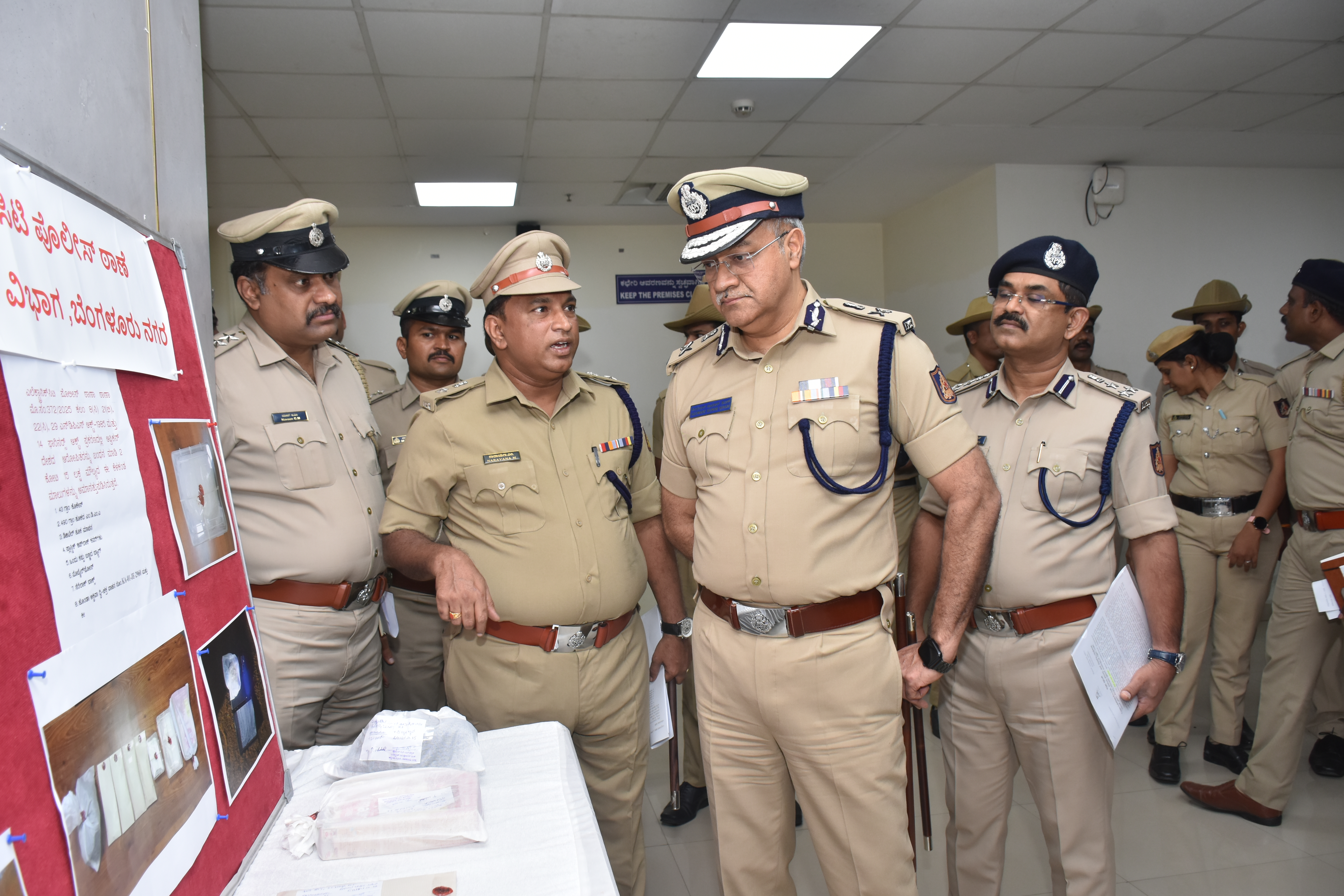 ಆರೋಪಿಗಳಿಂದ ವಶಪಡಿಸಿಕೊಂಡ ಮಾದಕ ವಸ್ತುಗಳನ್ನು ವೀಕ್ಷಿಸಿದ ನಗರ ಪೊಲೀಸ್ ಕಮಿಷನರ್ ಸೀಮಾಂತ್ ಕುಮಾರ್ ಸಿಂಗ್. 