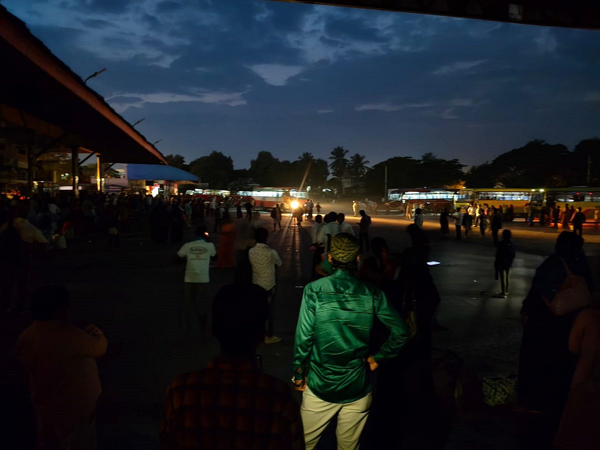 ಹಾವೇರಿ | ಕತ್ತಲಿನಲ್ಲಿ ಕೇಂದ್ರ ಬಸ್ ನಿಲ್ದಾಣ: ಯುವತಿ ಅಪಹರಣಕ್ಕೆ ಯತ್ನ?