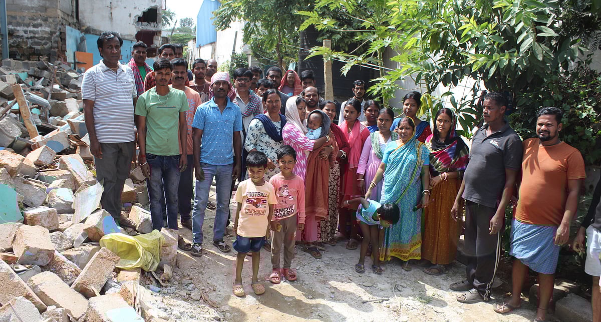 ಬೊಮ್ಮಸಂದ್ರ | ರಾಜಕಾಲುವೆ ಒತ್ತುವರಿ: ಬೀದಿಗೆ ಬಿದ್ದ ಕಾರ್ಮಿಕರು