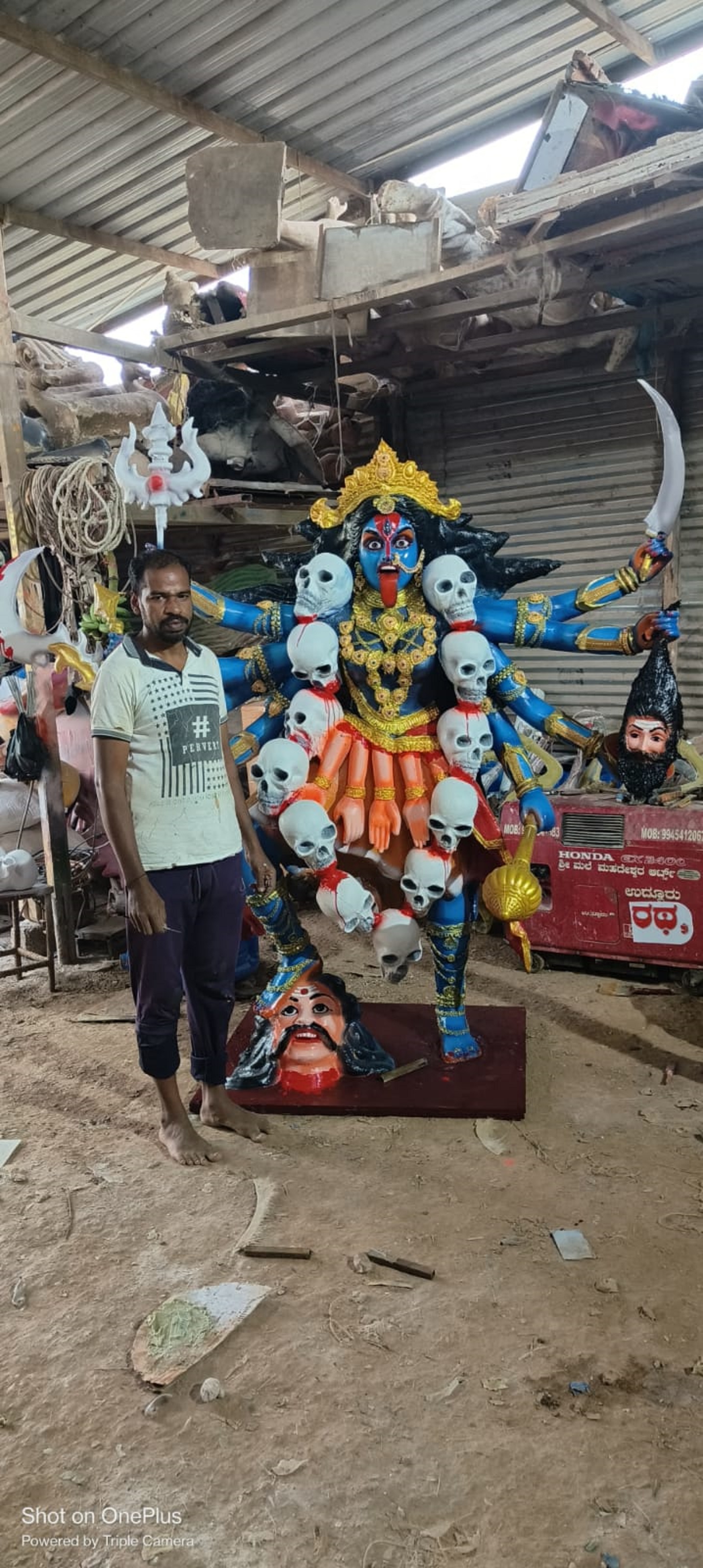 ತಾವು ರೂಪಿಸಿದ ಕಲಾಕೃತಿಯೊಂದಿಗೆ ನಾಗರಾಜ್