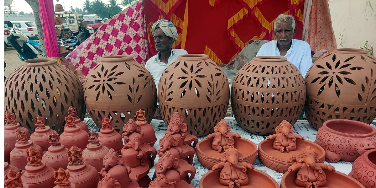 ರಬಕವಿ: ಗಮನ ಸೆಳೆಯುವ ಮಣ್ಣಿನ ತರಹೇವಾರಿ ಹಣತೆ