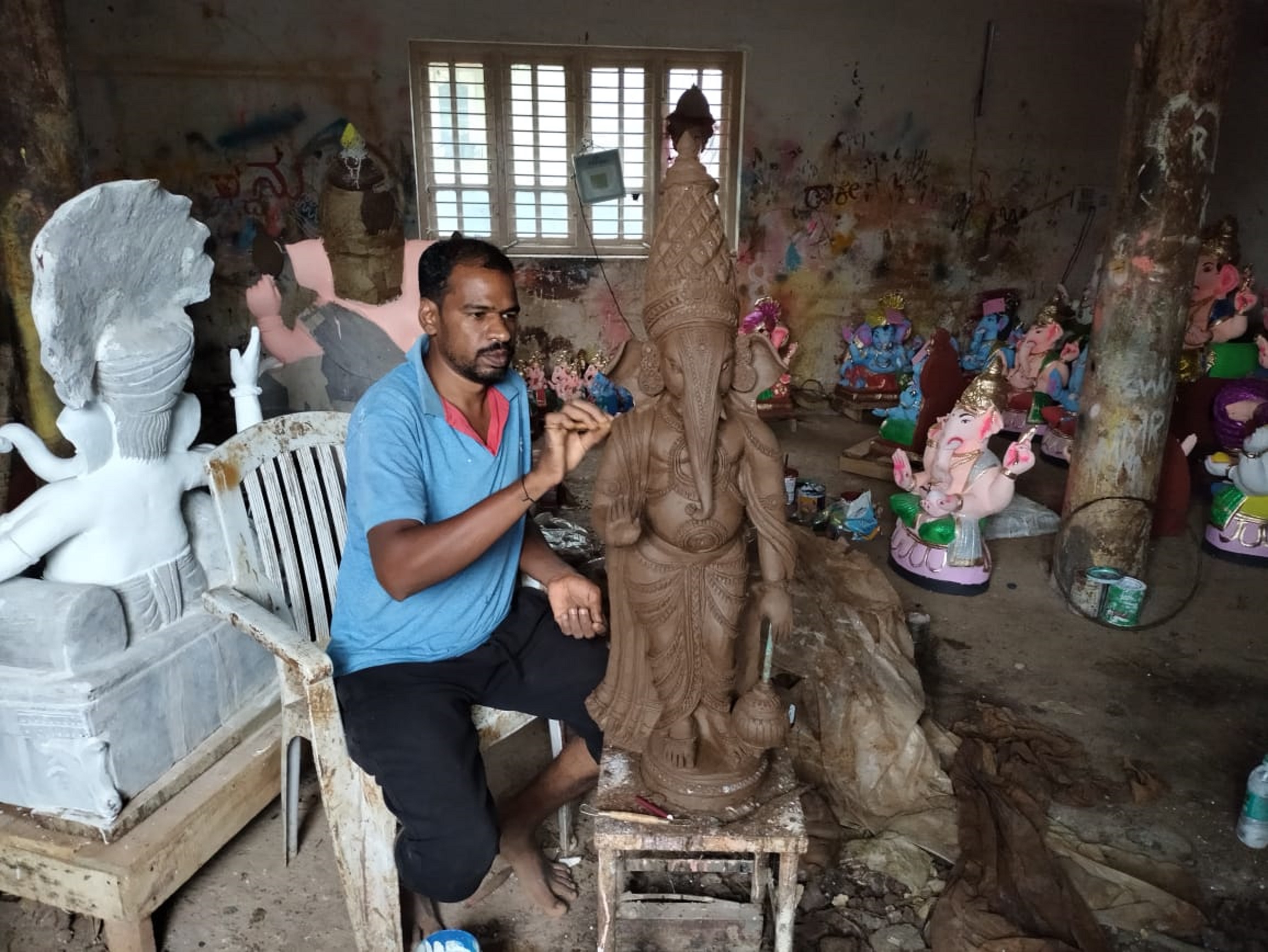 ಕಲಾಕೃತಿಯೊಂದನ್ನು ರೂಪಿಸುತ್ತಿರುವ ನಾಗರಾಜ್