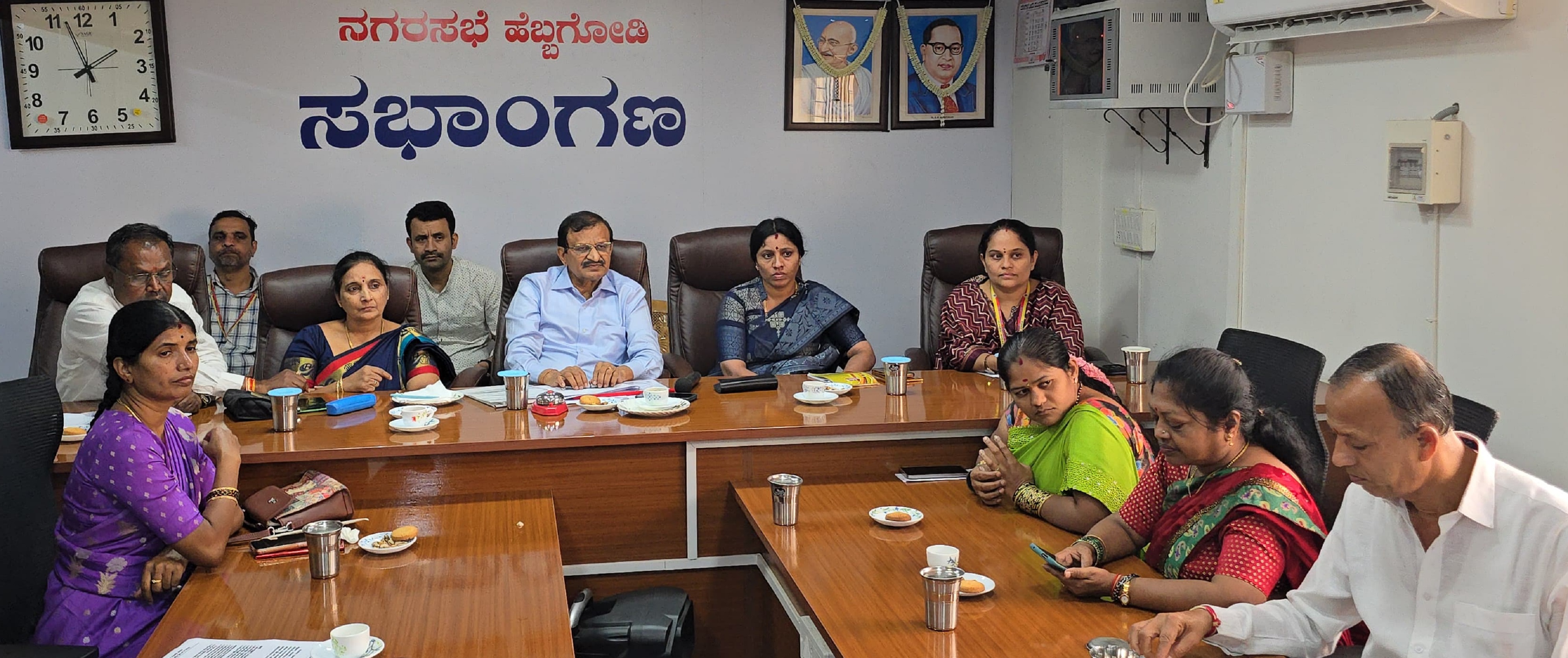  ಹೆಬ್ಬಗೋಡಿ ನಗರಸಭೆಯಲ್ಲಿ ವಿವಿಧ ಇಲಾಖೆಗಳ ಅಧಿಕಾರಿಗಳ ಸಭೆಯಲ್ಲಿ ಸಂಸದ ಮಂಜುನಾಥ್‌ ಮಾತನಾಡಿದರು