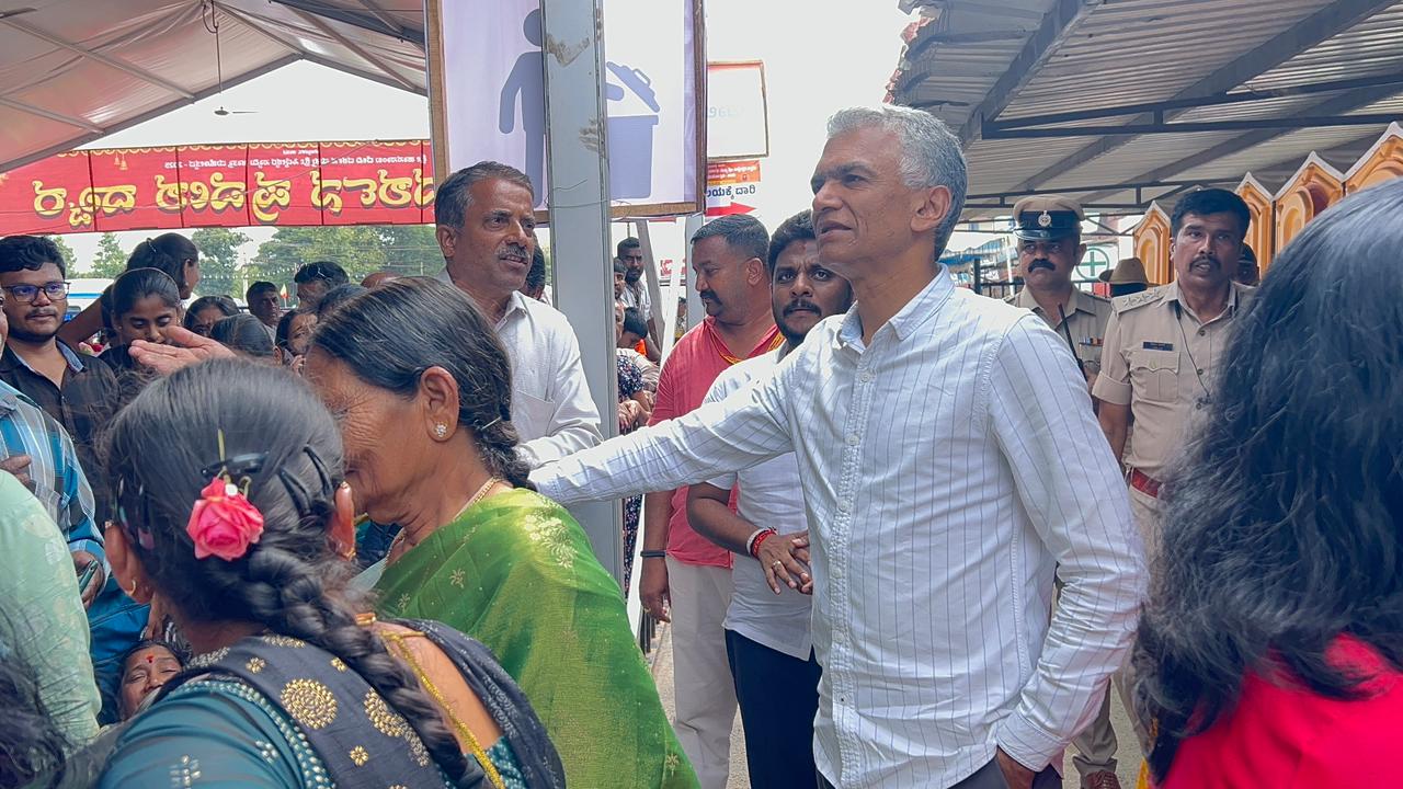 ಸರದಿಯಲ್ಲಿ ತೆರಳುತ್ತಿದ್ದ ಭಕ್ತರನ್ನು ಭೇಟಿ ಮಾಡಿದ ಸಚಿವ ಕೃಷ್ಣ ಬೈರೇಗೌಡ ವ್ಯವಸ್ಥೆಯ ಕುರಿತು ಮಾಹಿತಿ ಪಡೆದರು.