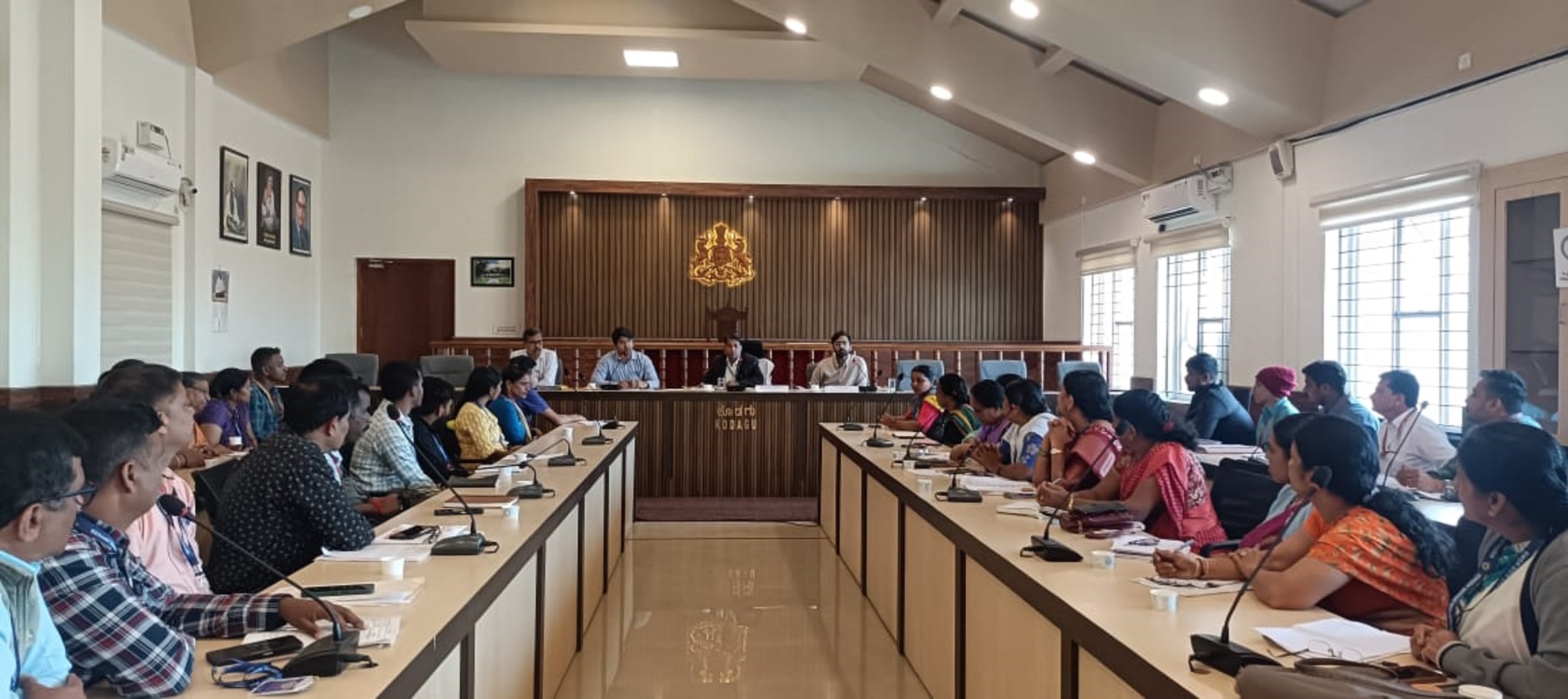 ಕೇಂದ್ರ ಚುನಾವಣಾ ಆಯೋಗದ ಅಧೀನ ಕಾರ್ಯದರ್ಶಿ ಬ್ರಿಜೇಶ್ ಕುಮಾರ್ ಹಾಗೂ ಸಹಾಯಕ ಸೆಕ್ಷನ್ ಅಧಿಕಾರಿ ಮನೀಶ್ ಕುಮಾರ್ ಅವರು ಮಡಿಕೇರಿಯಲ್ಲಿರುವ ಕೊಡಗು ಜಿಲ್ಲಾಧಿಕಾರಿ ಅವರ ಕಚೇರಿ ಸಭಾಂಗಣದಲ್ಲಿ ಮತಗಟ್ಟೆ ಅಧಿಕಾರಿಗಳ ಜತೆ ಚುನಾವಣೆಗೆ ಸಂಬಂಧಿಸಿದಂತೆ ಸಭೆ ನಡೆಸಿದರು