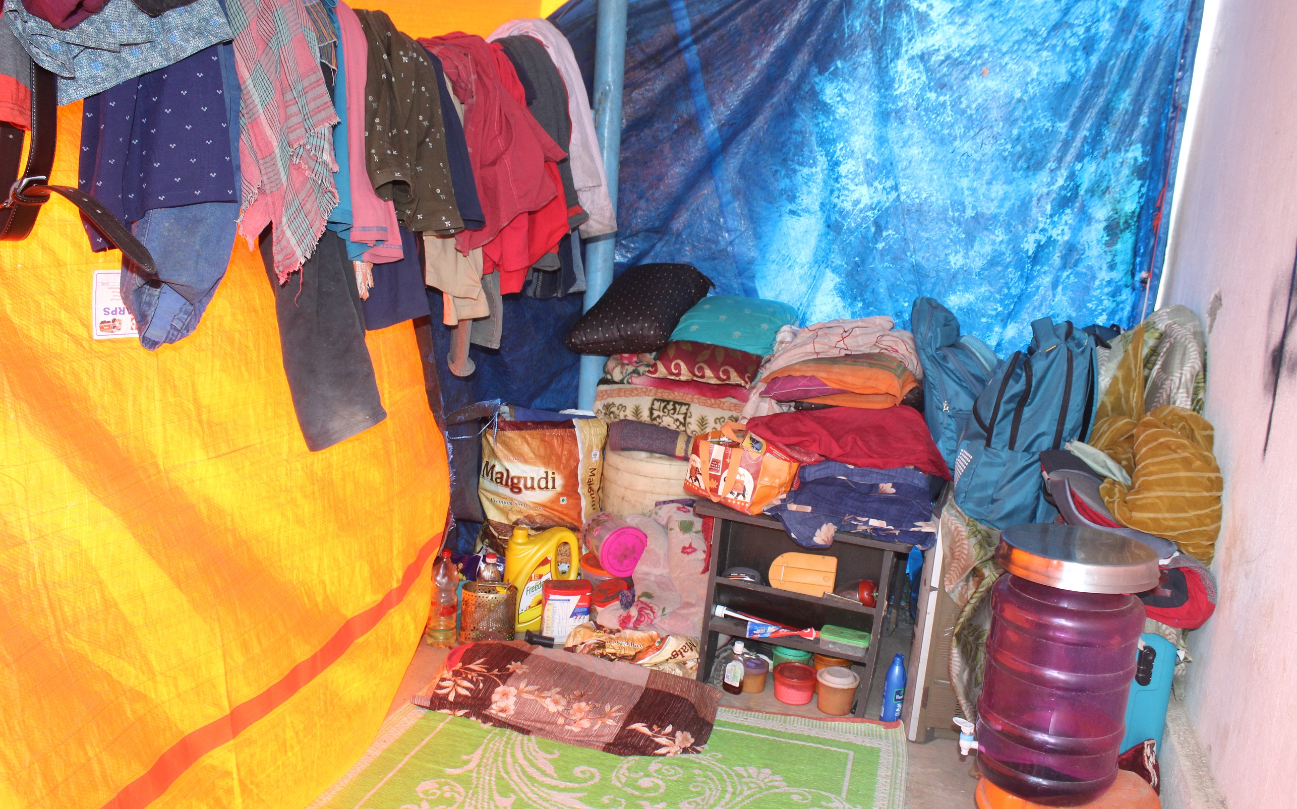 ಪ್ಲಾಸ್ಟಿಕ್‌ ಟಾರ್ಪಲ್‌ನಲ್ಲೇ ಜೀವನ 