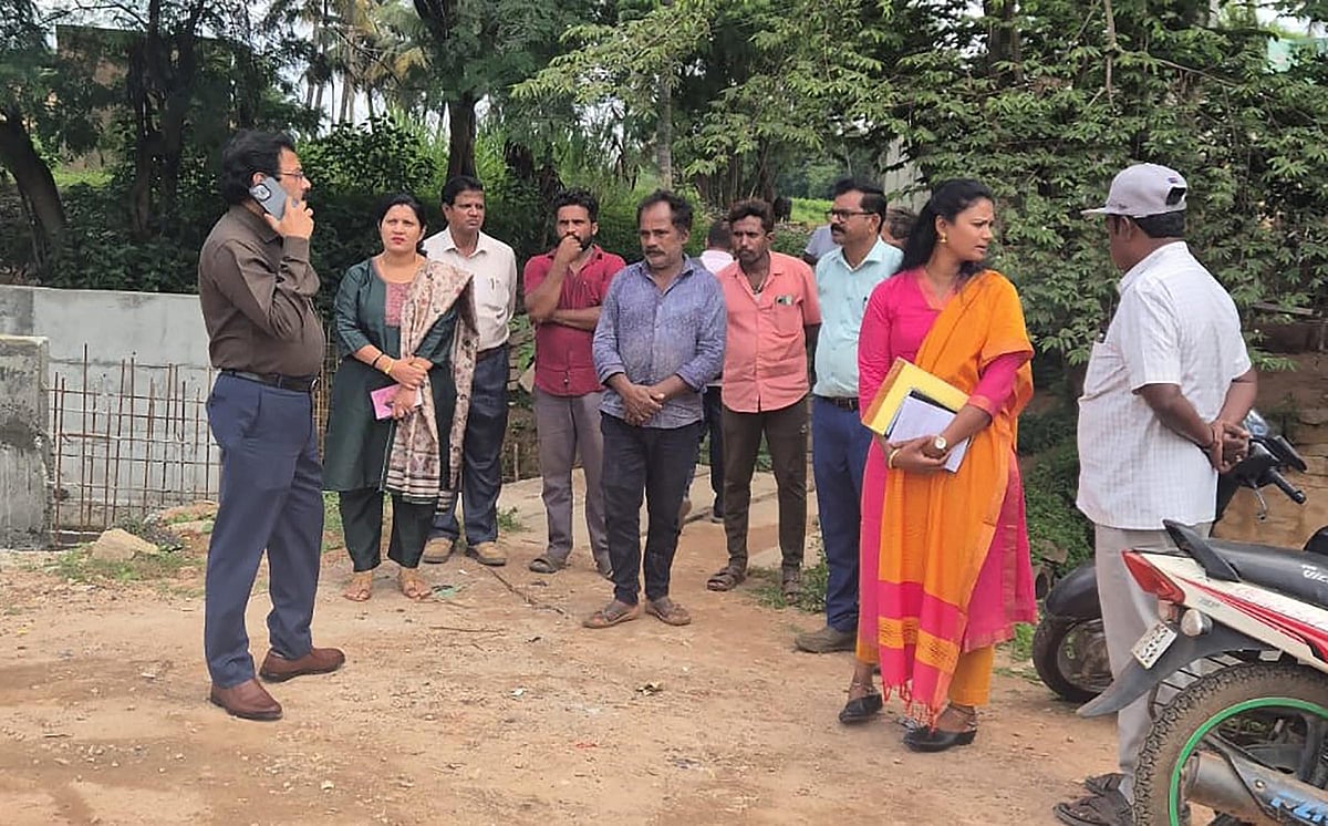 ಶಿಡ್ಲಘಟ್ಟ: ರಾಜಕಾಲುವೆ ದುರಸ್ತಿ ಕಾಮಗಾರಿ ವೀಕ್ಷಿಸಿದ ಜಿಲ್ಲಾಧಿಕಾರಿ ರವೀಂದ್ರ