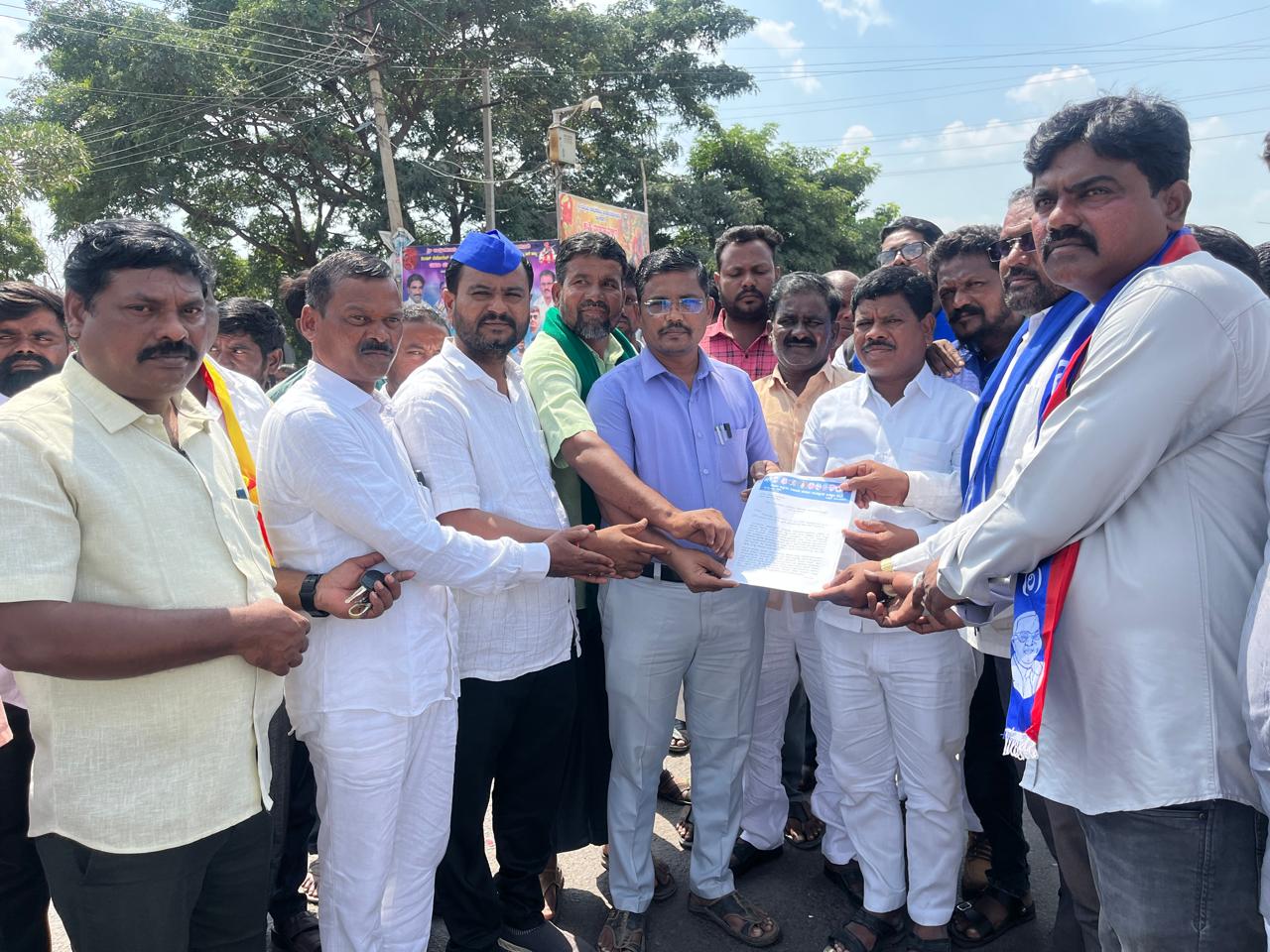 ದೇವರಹಿಪ್ಪರಗಿ ತಾಲ್ಲೂಕು ಸಮಾನ ಮನಸ್ಕರ ಒಕ್ಕೂಟ ಸದಸ್ಯರು ಮುಖ್ಯ ನ್ಯಾಯಾಮೂರ್ತಿ ಬಿ.ಆರ್. ಗವಾಯಿ ಮೇಲೆ ಶೂ ಎಸೆತ ಪ್ರಕರಣ ಖಂಡಿಸಿ ಪ್ರತಿಭಟನಾ ಮೆರವಣಿಗೆ ಕೈಗೊಂಡು ತಹಶೀಲ್ದಾರ್ ಪ್ರಕಾಶ ಸಿಂದಗಿ ಅವರಿಗೆ ಮನವಿ ಸಲ್ಲಿಸಿದರು