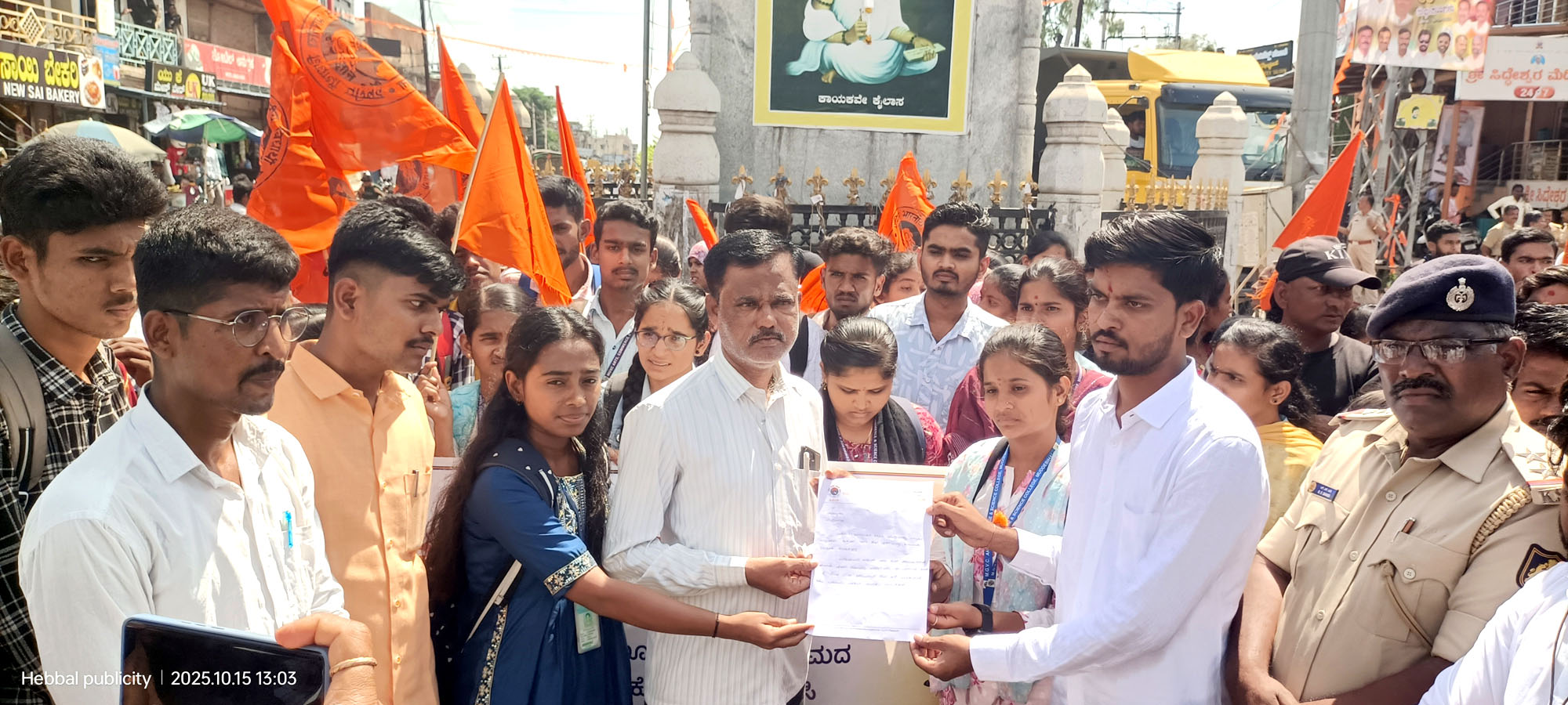 ಮುದ್ದೇಬಿಹಾಳ ತಾಲ್ಲೂಕಿನ ಗ್ರಾಮವೊಂದರಲ್ಲಿ ಬಾಲಕಿ ಆತ್ಮಹತ್ಯೆಗೆ ಪ್ರಚೋಧನೆ ನೀಡಿದ ಆರೋಪಿಗಳಿಗೆ ಕಠಿಣ ಶಿಕ್ಷೆ  ಆಗ್ರಹಿಸಿ ಎಬಿವಿಪಿ ಸಂಘಟನೆಯ ಪದಾಧಿಕಾರಿಗಳು ಬುಧವಾರ ತಹಶೀಲ್ದಾರ್‌ಗೆ ಮನವಿ ಪತ್ರ ಸಲ್ಲಿಸಿದರು. 