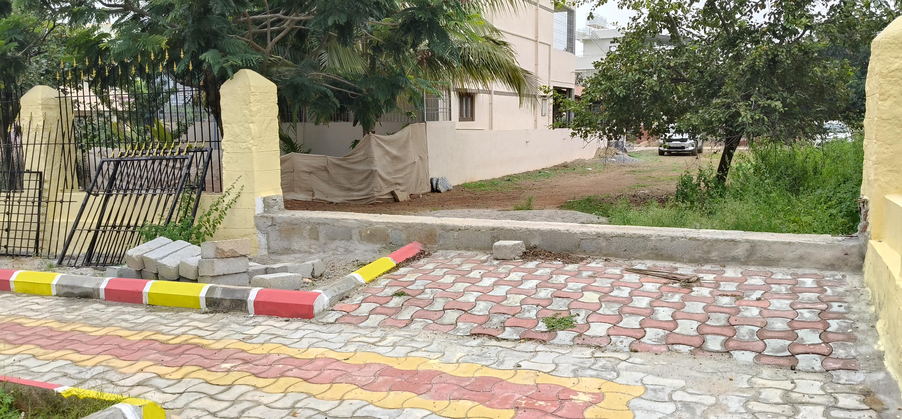 ಹಗರಿಬೊಮ್ಮನಹಳ್ಳಿಯ ಉದ್ಯಾನವನದ ಉತ್ತರ ದಿಕ್ಕಿನಲ್ಲಿ ಪ್ರವೇಶದ್ವಾರ ನಿರ್ಮಿಸದೇ ಖಾಲಿ ಬಿಟ್ಟಿರುವುದು