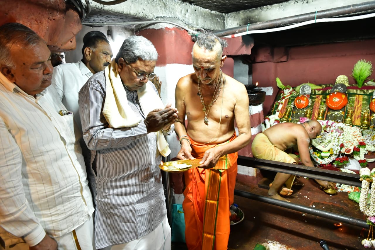 ಮುಖ್ಯಮಂತ್ರಿ ಸಿದ್ದರಾಮಯ್ಯ ಸಚಿವ ರಾಮಲಿಂಗಾರೆಡ್ಡಿ ಅವರು ಹಾಸನಾಂಬ ದೇವಿಯ ದರ್ಶನ ಪಡೆದರು 