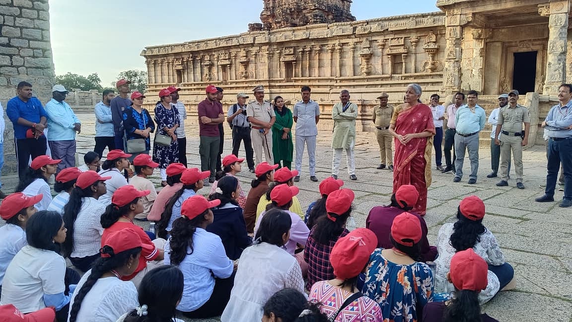 ವಿಜಯನಗರ: ಹಂಪಿಯಲ್ಲಿ ವಿದ್ಯಾರ್ಥಿಗಳಿಗೆ ಇತಿಹಾಸದ ಪಾಠ ಮಾಡಿದ ನಿರ್ಮಲಾ ಸೀತಾರಾಮನ್