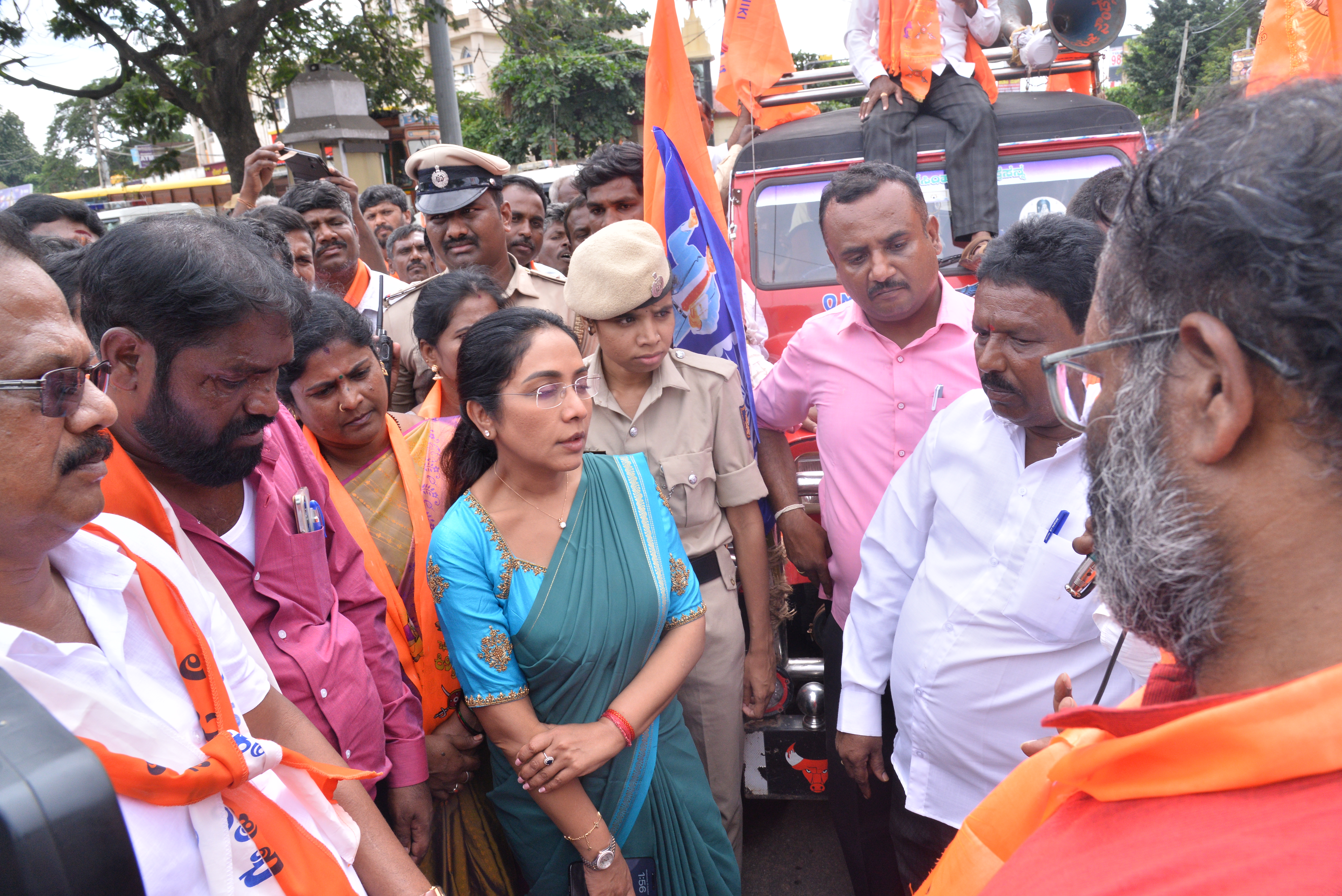 ಉಪವಿಭಾಗಾಧಿಕಾರಿ ಡಾ.ಮೈತ್ರಿ ಪ್ರತಿಭಟನಕಾರರ ಮನವಿ ಆಲಿಸಿದರು