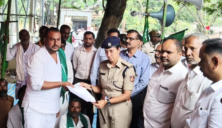 ನೀರಾವರಿ ಇಲಾಖೆ ಅಧಿಕಾರಿಗಳ ವಿರುದ್ಧ ಕಾನೂನು ಕ್ರಮ ಕೈಗೊಳ್ಳುವಂತೆ ಒತ್ತಾಯಿಸಿ ಕರ್ನಾಟಕ ರಾಜ್ಯ ರೈತ ಸಂಘ ಹಾಗೂ ಹಸಿರು ಸೇನೆ ಪದಾಧಿಕಾರಿಗಳು ಡಿಎಸ್‍ಪಿ ಸ್ನೇಹರಾಜ್ ರಿಗೆ ಮನವಿ ಸಲ್ಲಿಸಿದರು.