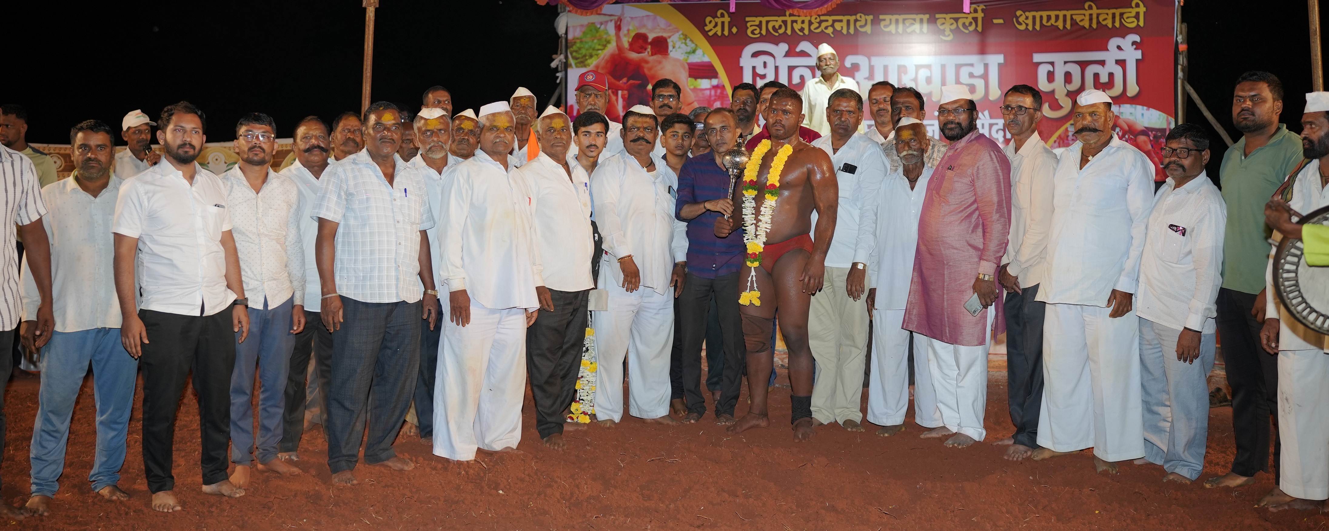 ನಿಪ್ಪಾಣಿಯ ಹಾಲಸಿದ್ಧನಾಥ ದೇವರ ಜಾತ್ರೆ ಅಂಗವಾಗಿ ತಾಲ್ಲೂಕಿನ ಕುರ್ಲಿ ಗ್ರಾಮದ ಶಿಂತ್ರೆ ಕುಸ್ತಿ ಅಖಾಡದಲ್ಲಿ ನಡೆದ ಪ್ರಥಮ ಕ್ರಮಾಂಕದ ಕುಸ್ತಿ ಪಂದ್ಯದಲ್ಲಿ ವಿಜೇತರಾದ ಪ್ರಕಾಶ ಪಾಟೀಲ ಪೈಲ್ವಾನ್‍ಗೆ ಬೆಳ್ಳಿಯ ಗದೆ ಬಹುಮಾನವನ್ನು ನ್ಯಾಯವಾದಿ ಸಂಜಯ ಶಿಂತ್ರೆ ಅಮರ ಶಿಂತ್ರೆ ಮತ್ತಿತರರು ವಿತರಿಸಿದರು