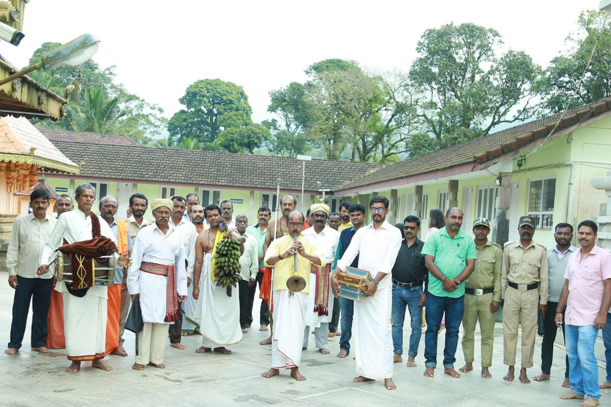ಕಾವೇರಿ ಜಾತ್ರೆಯ ಹಿನ್ನೆಲೆಯಲ್ಲಿ ಭಾಗಮಂಡಲದ ಭಗಂಡೇಶ್ವರ ದೇವಾಲಯದಲ್ಲಿ ಬಾಳೆಗೊನೆಯೊಂದಿಗೆ ನಾದಸ್ವರ ಮೆರವಣಿಗೆ ನಡೆಯುವುದು..