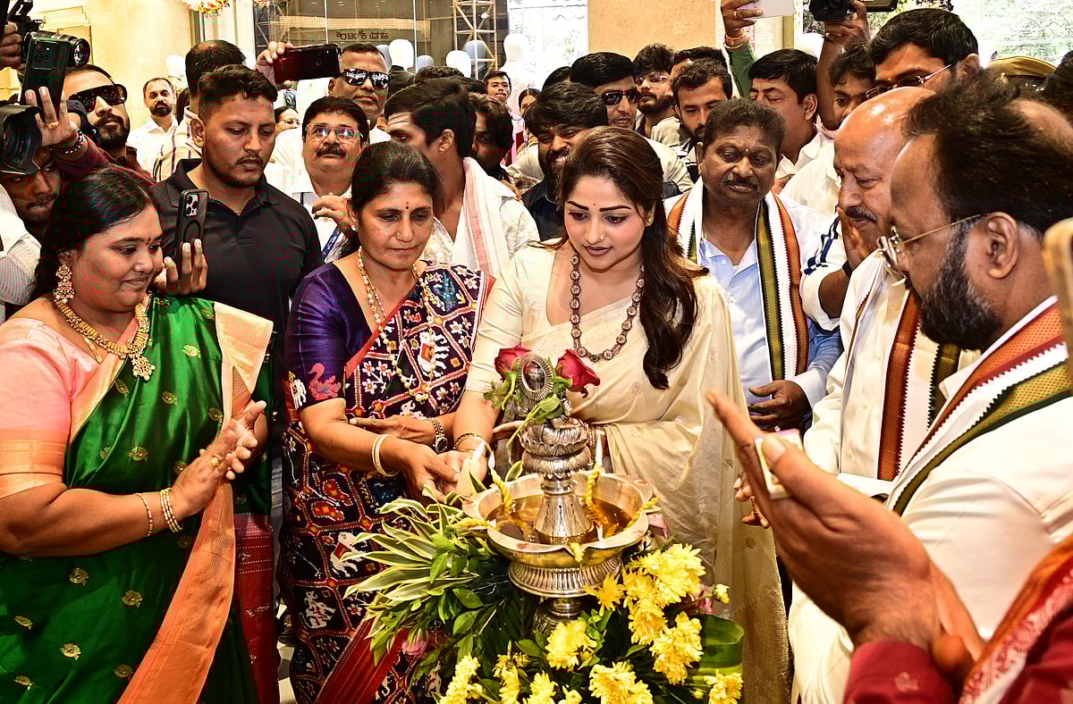 ಹುಬ್ಬಳ್ಳಿ: ಸೌತ್‌ ಇಂಡಿಯಾ ಶಾಪಿಂಗ್ ಮಾಲ್ ಉದ್ಘಾಟಿಸಿದ ನಟಿ ರಚಿತಾ ರಾಮ್‌  