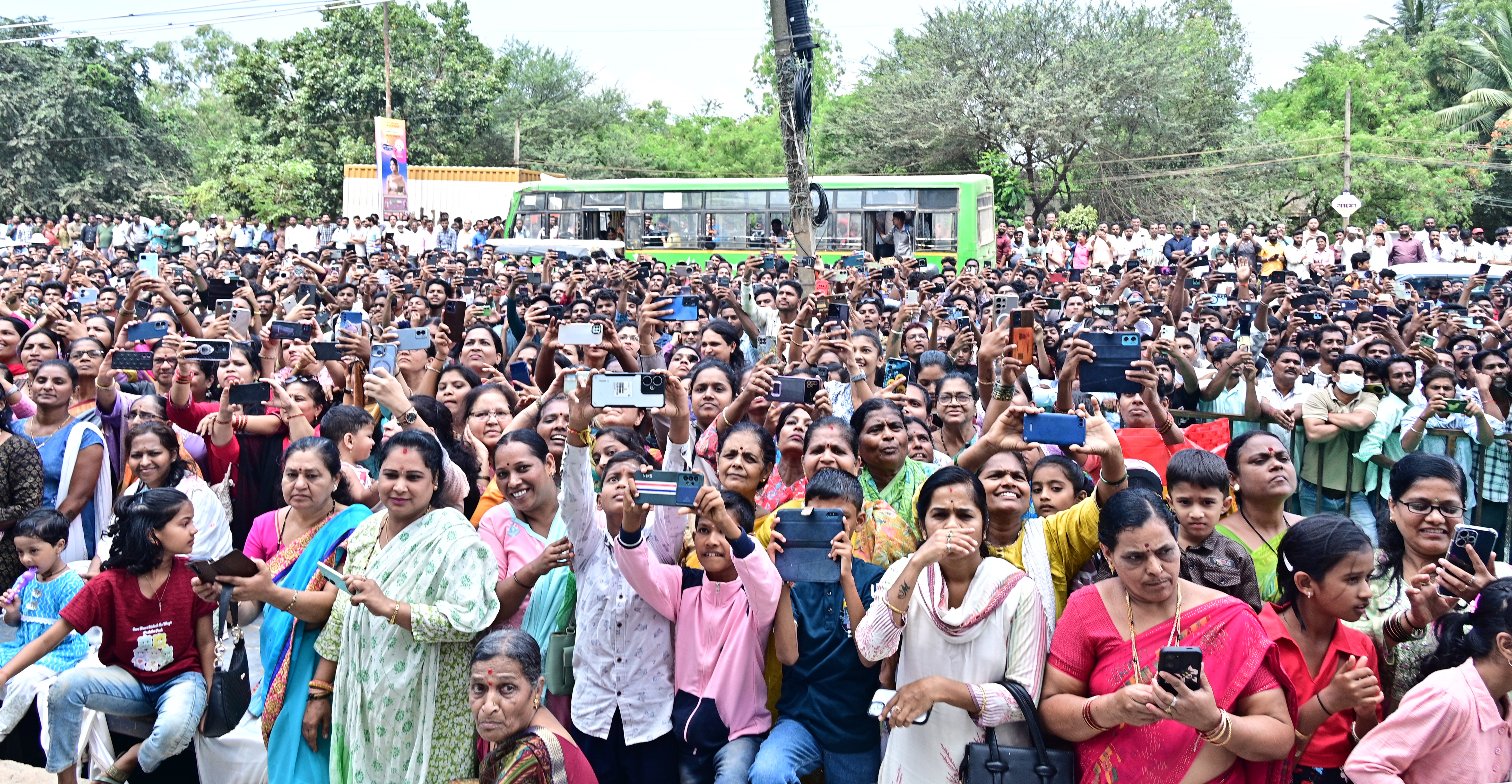 ಹುಬ್ಬಳ್ಳಿಯ ಗೋಕುಲ ರಸ್ತೆಯ ಹೊಸ ಎನ್‌ಡಬ್ಲುಕೆಆರ್‌ಟಿಸಿ ಬಸ್‌ ನಿಲ್ದಾಣ ಬಳಿಯಿರುವ ಮಾರ್ವೆಲ್‌ ಎಕ್ರಾನ್‌ನಲ್ಲಿ ಸೌತ್‌ ಇಂಡಿಯಾ ಶಾಪಿಂಗ್‌ ಮಾಲ್‌ ಎದುರು ಸೇರಿದ್ದ ಜನ 
–ಪ್ರಜಾವಾಣಿ ಚಿತ್ರ 