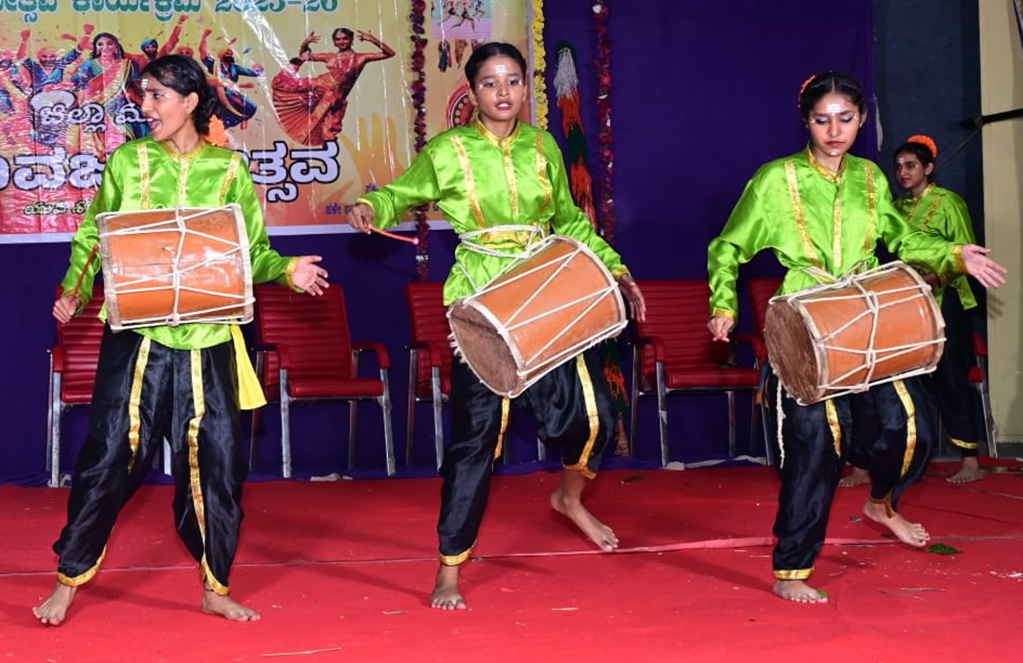 ಯುವಜನೋತ್ಸವದಲ್ಲಿ ಯುವತಿಯರು ಡೊಳ್ಳು ಕುಣಿತ ಪ್ರದರ್ಶನ ನೀಡಿದರು