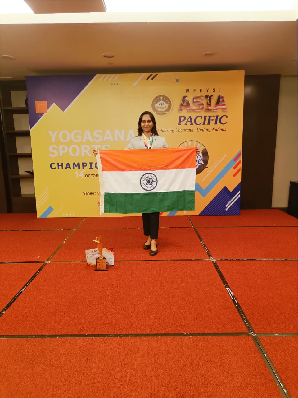 ಅಂತರ ರಾಷ್ಟ್ರೀಯ ಮಟ್ಟದಲ್ಲಿ ಯೋಗಾಸನ ಸ್ಪರ್ಧೆಯಲ್ಲಿ ಭಾರತದ ಧ್ವಜವನ್ನು ಪ್ರದರ್ಶಿಸುತ್ತಿರುವ ಜಿ.ಕೆ ಅರ್ಪಿತಾ