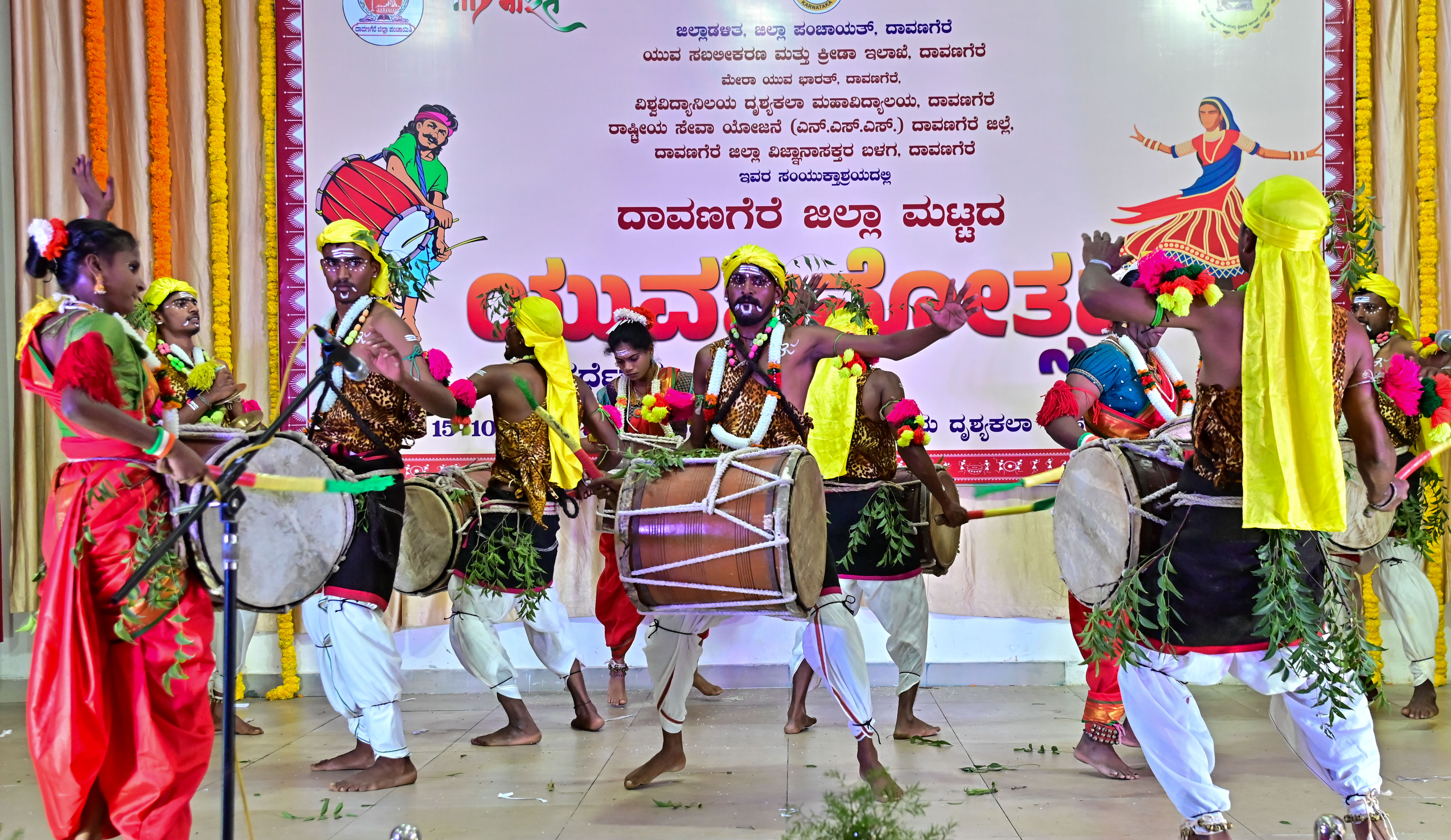‘ಅಹಲ್ಯ’ ತಂಡದ ಕಲಾವಿದರು ಡೊಳ್ಳು ಕುಣಿತ ಪ್ರಸ್ತುತಪಡಿಸಿದರು