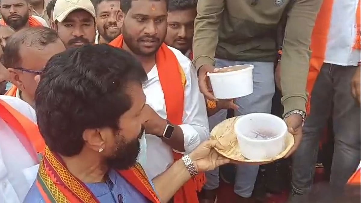 ಚಿಕ್ಕಮಗಳೂರು ಜಿಲ್ಲಾಡಳಿತಕ್ಕೆ ದನದ ಮಾಂಸದ ಬಿರಿಯಾನಿ, ಕಬಾಬ್ ನೀಡಿ ಆಕ್ರೋಶ